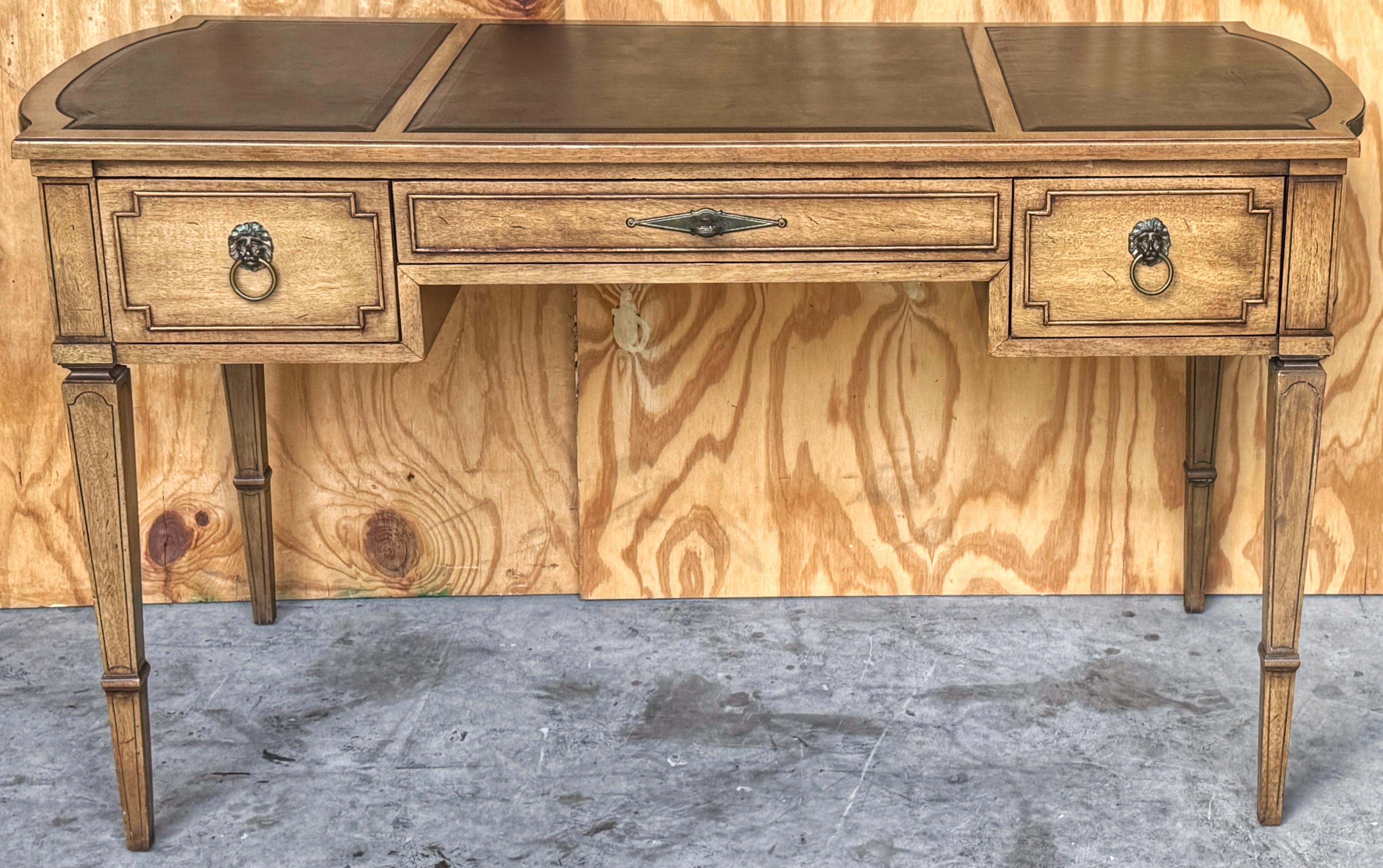Baker Möbel Neoklassische Obstholz & Leder Bureau Plat Schreibtisch, CIRCA 1950s

Konfiguration mit drei Schubladen: Elegantes Mid-Century-Design

Diese atemberaubende neoklassizistische Kommode von Baker Furniture aus den 1950er Jahren ist ein