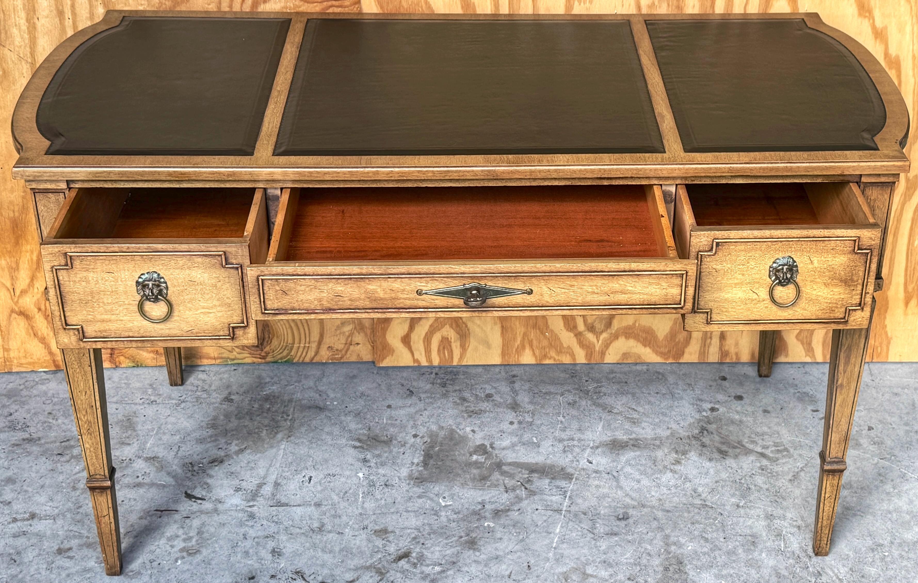 Baker Furniture Neoklassizistischer Bureau-Teller aus Obstholz und Leder  Schreibtisch, ca. 1950er Jahre (Neoklassisches Revival) im Angebot