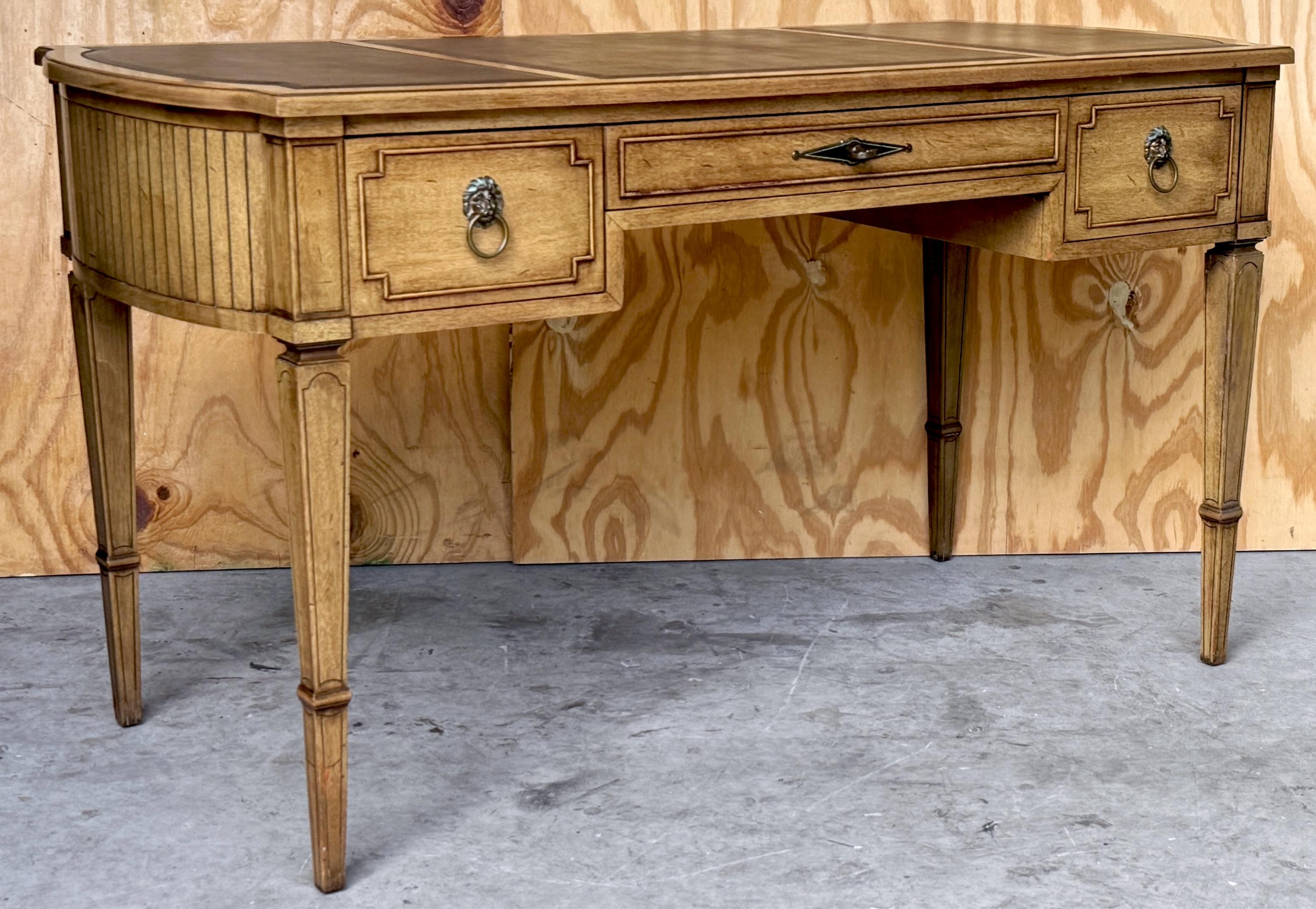 Baker Furniture Neoklassizistischer Bureau-Teller aus Obstholz und Leder  Schreibtisch, ca. 1950er Jahre (amerikanisch) im Angebot
