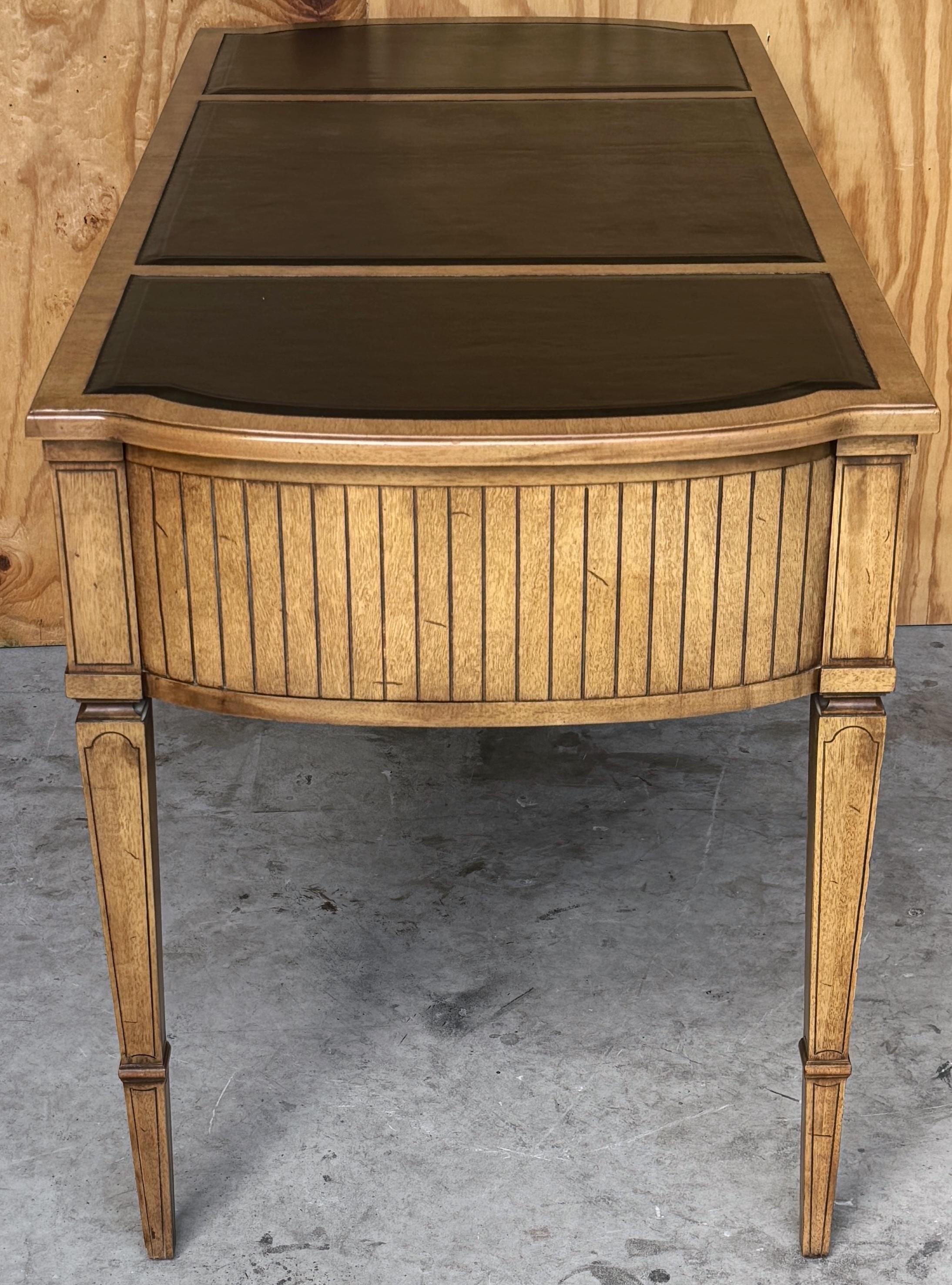 Baker Furniture Neoklassizistischer Bureau-Teller aus Obstholz und Leder  Schreibtisch, ca. 1950er Jahre (Geschnitzt) im Angebot