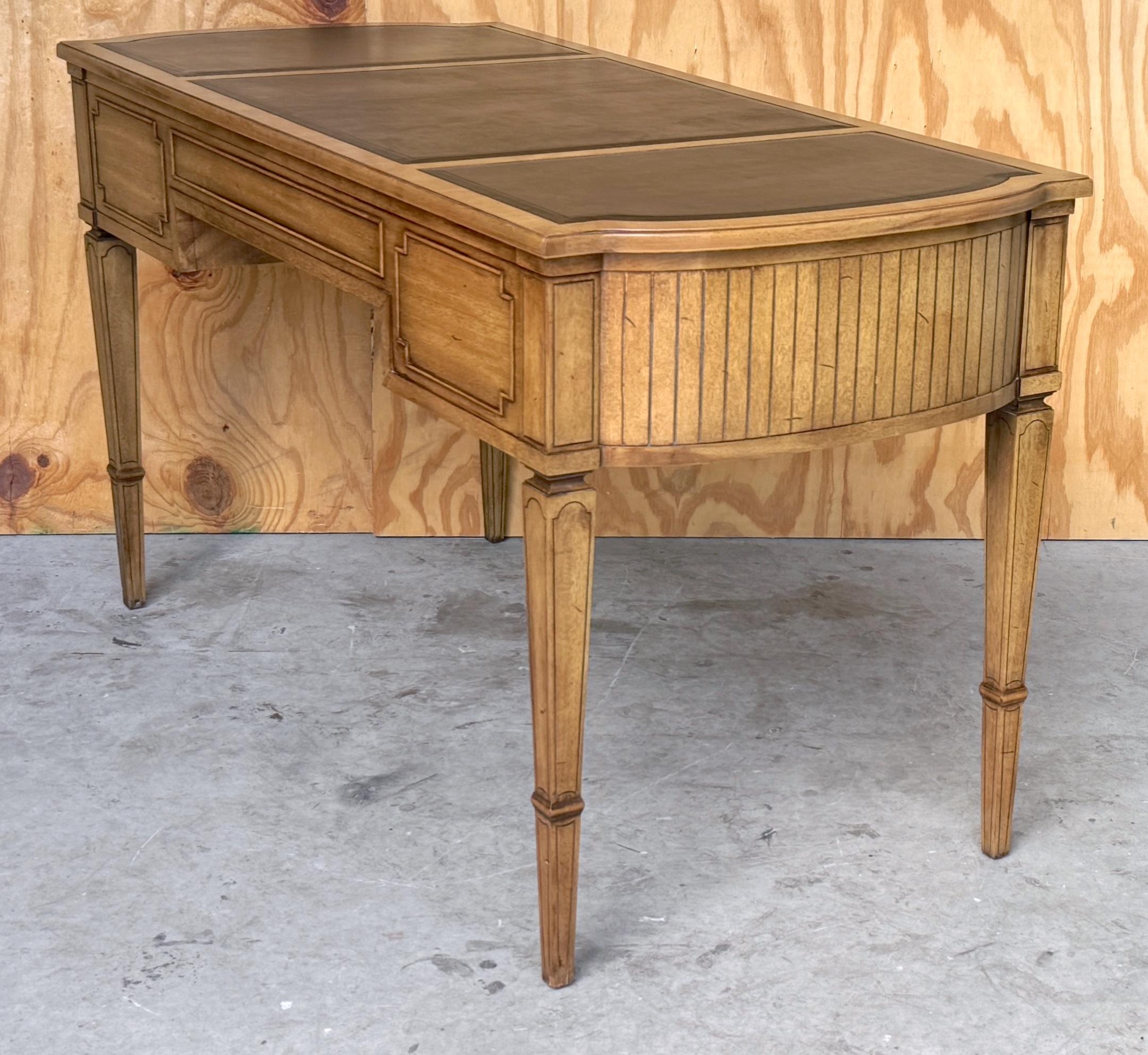 Baker Furniture Neoklassizistischer Bureau-Teller aus Obstholz und Leder  Schreibtisch, ca. 1950er Jahre im Zustand „Gut“ im Angebot in West Palm Beach, FL
