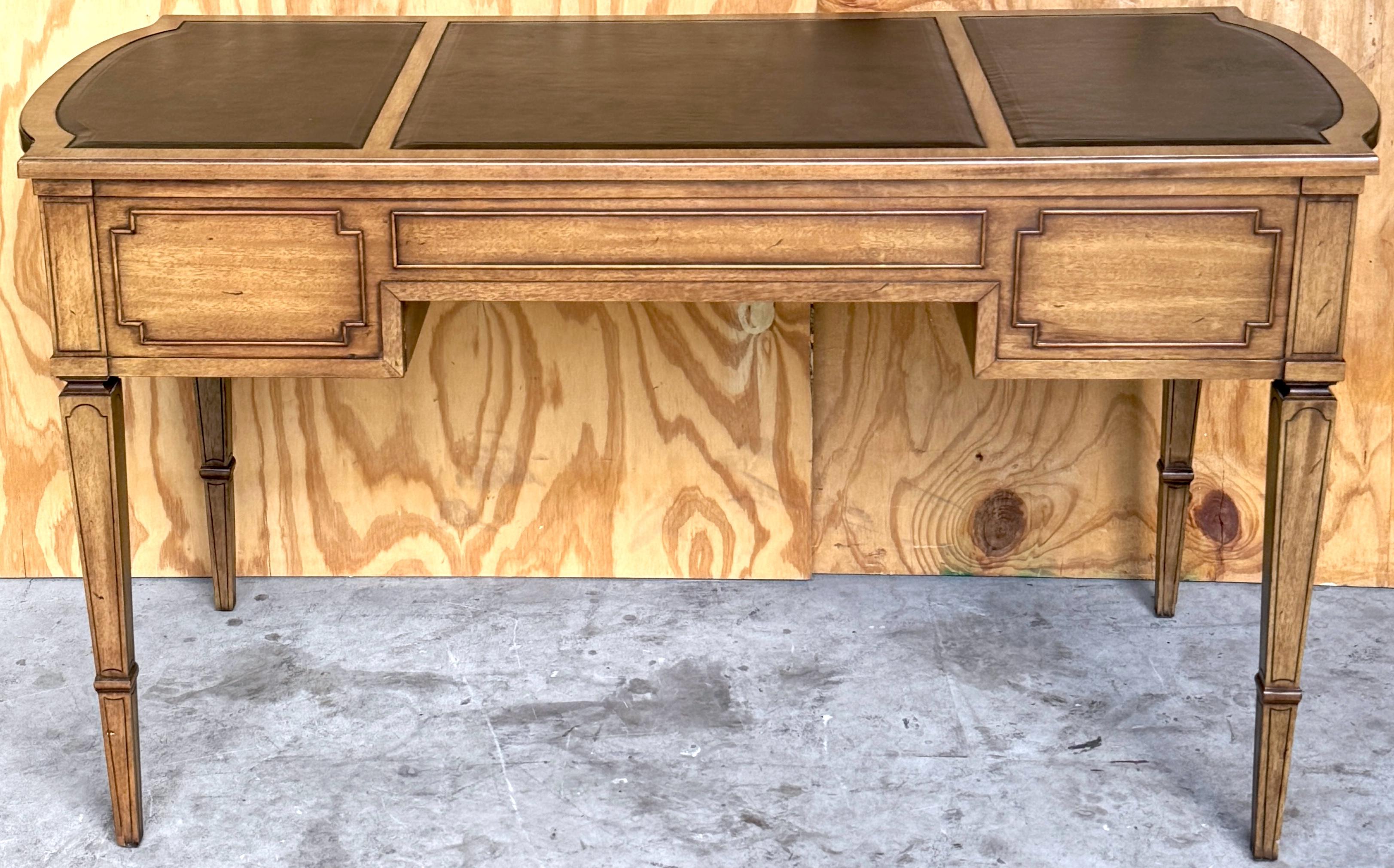 Baker Furniture Neoklassizistischer Bureau-Teller aus Obstholz und Leder  Schreibtisch, ca. 1950er Jahre (20. Jahrhundert) im Angebot