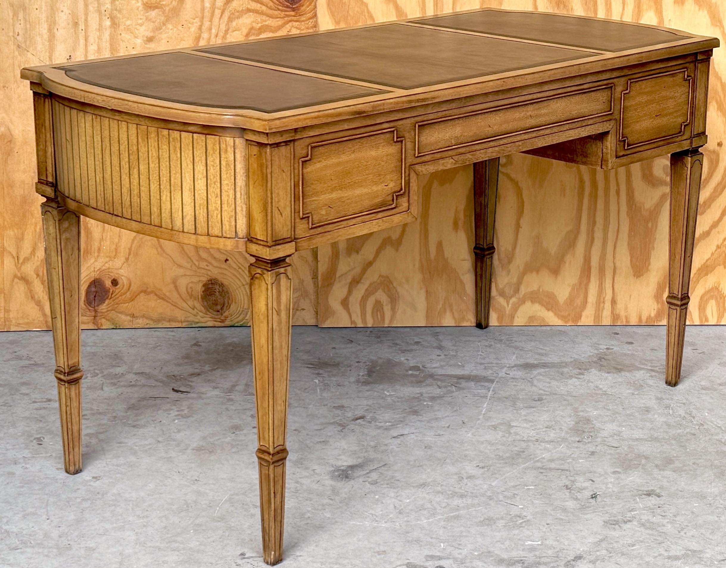 Baker Furniture Neoklassizistischer Bureau-Teller aus Obstholz und Leder  Schreibtisch, ca. 1950er Jahre (Messing) im Angebot