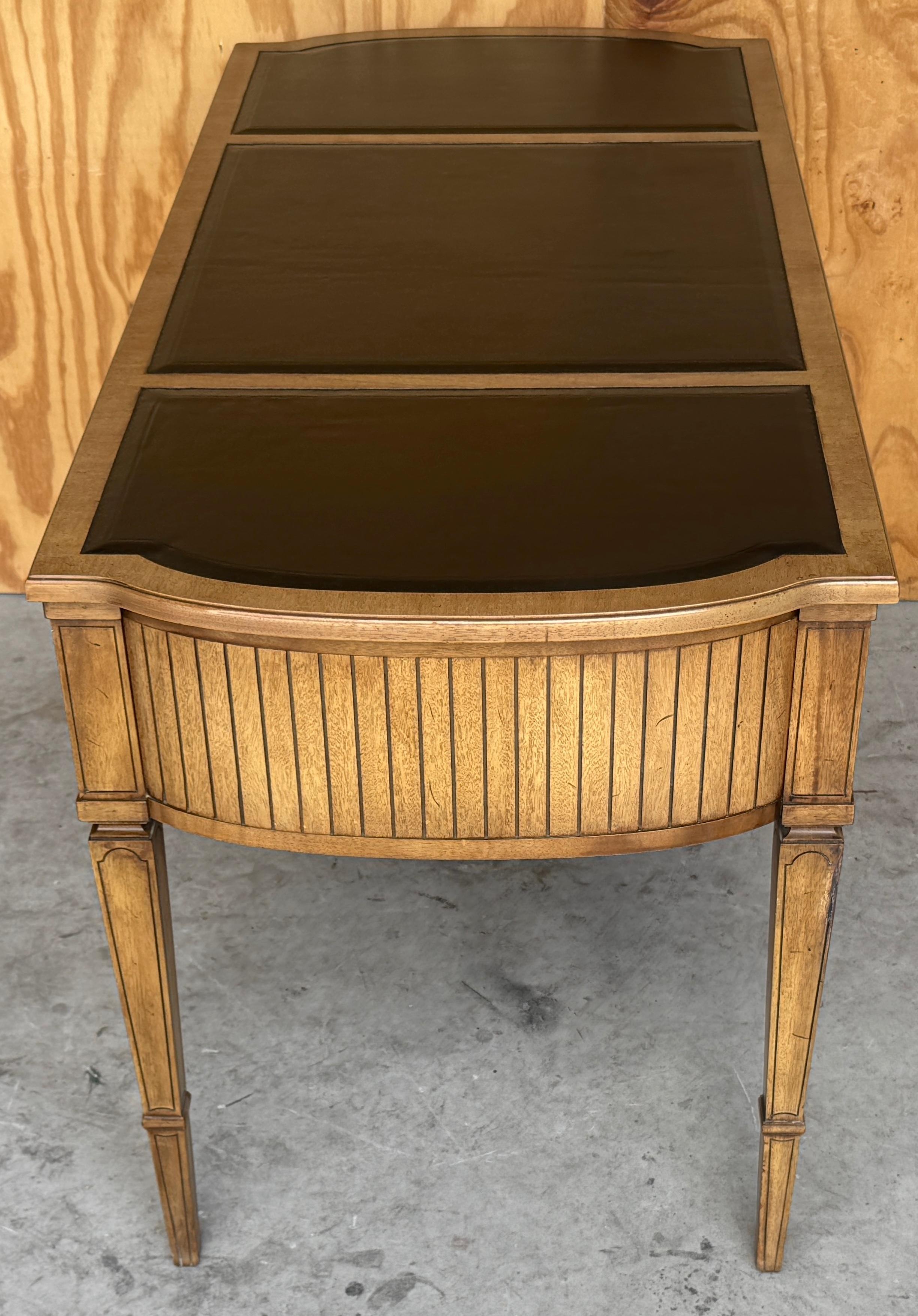 Baker Furniture Neoklassizistischer Bureau-Teller aus Obstholz und Leder  Schreibtisch, ca. 1950er Jahre im Angebot 1