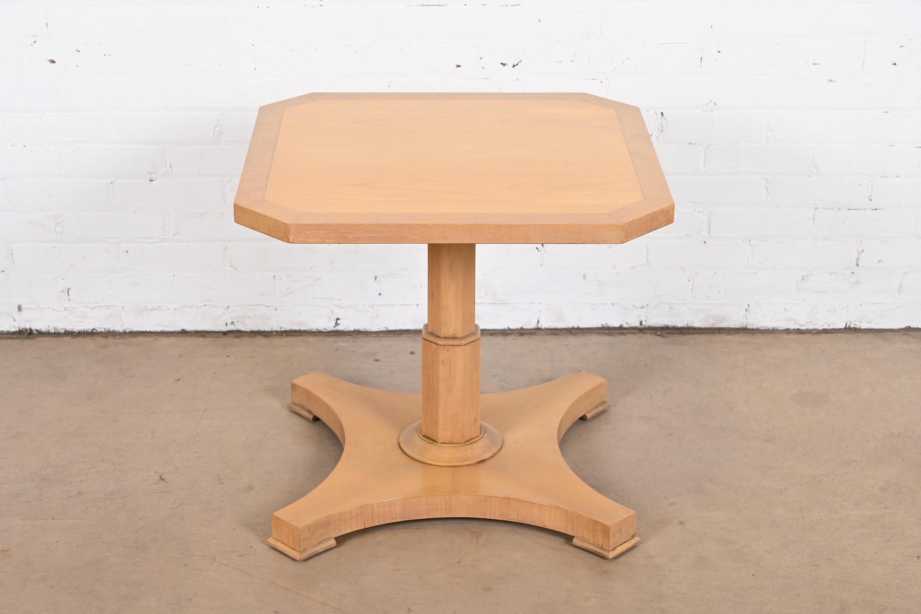 A gorgeous Neoclassical or Regency style bleached walnut tea table or occasional side table

By Baker Furniture

USA, Circa 1960s

Measures: 26