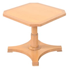 Mesa de té con pedestal neoclásica de nogal blanqueado Baker Furniture