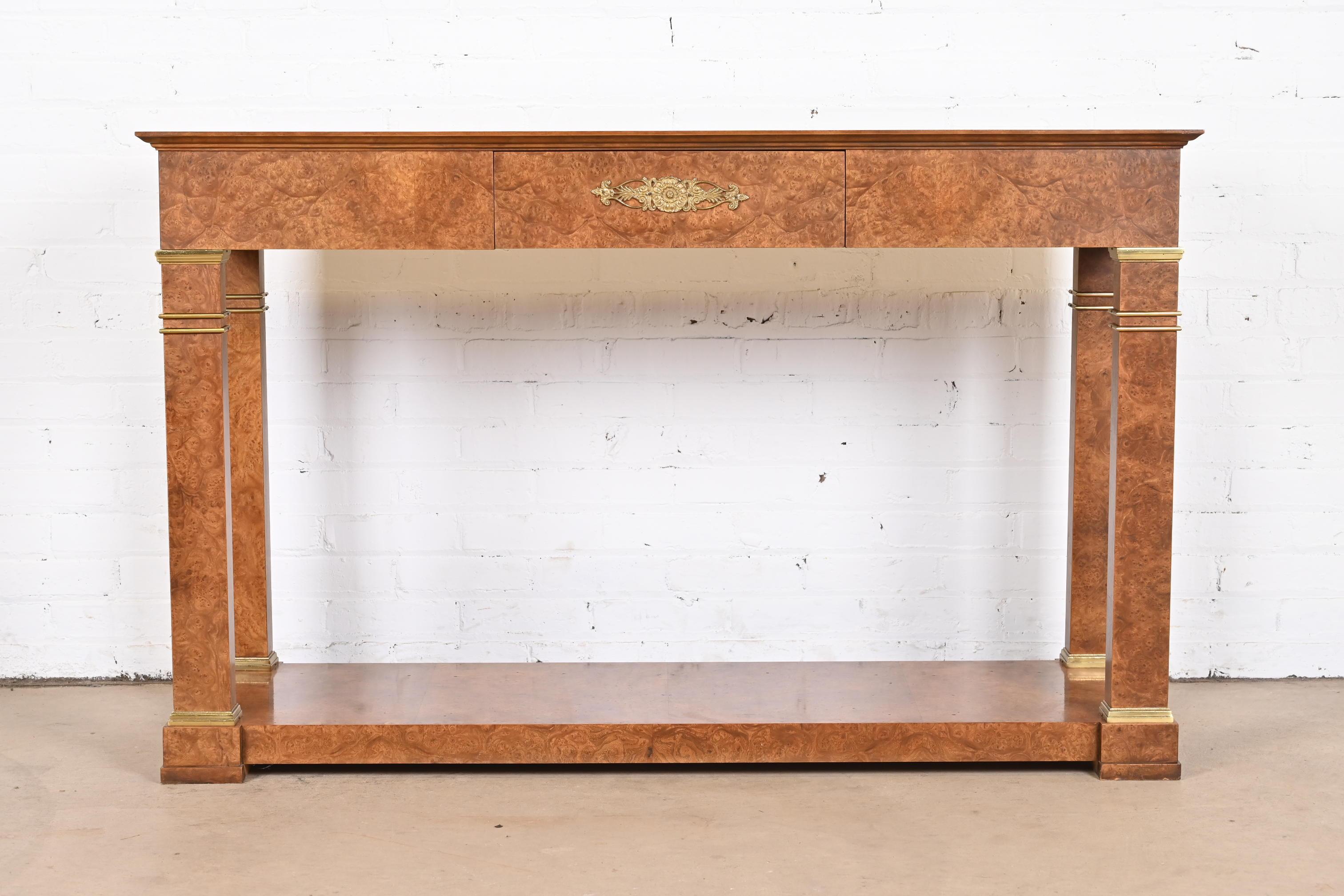Baker Furniture Neoklassische Wurzelholz und montiert Messing Konsole oder Sofa Tisch (amerikanisch) im Angebot