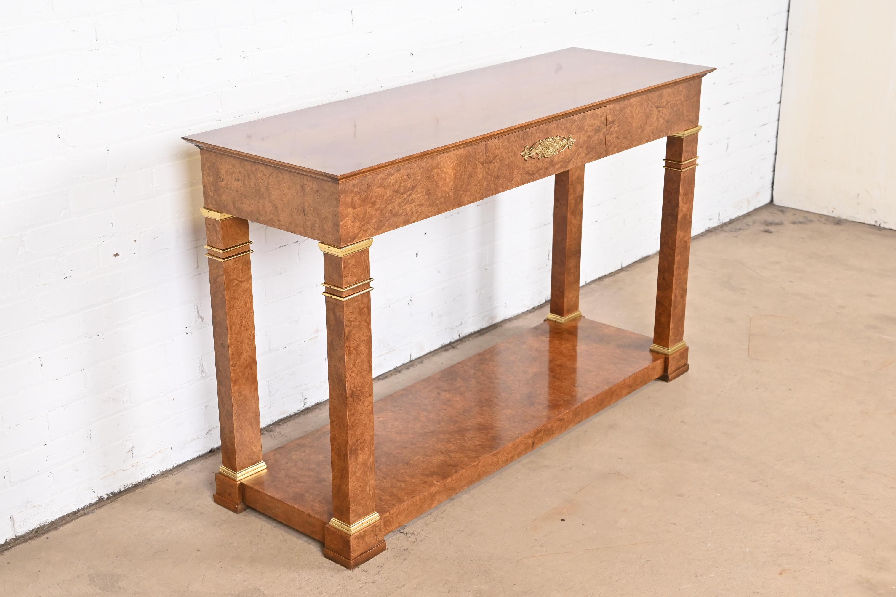 Baker Furniture Neoklassische Wurzelholz und montiert Messing Konsole oder Sofa Tisch im Angebot 1
