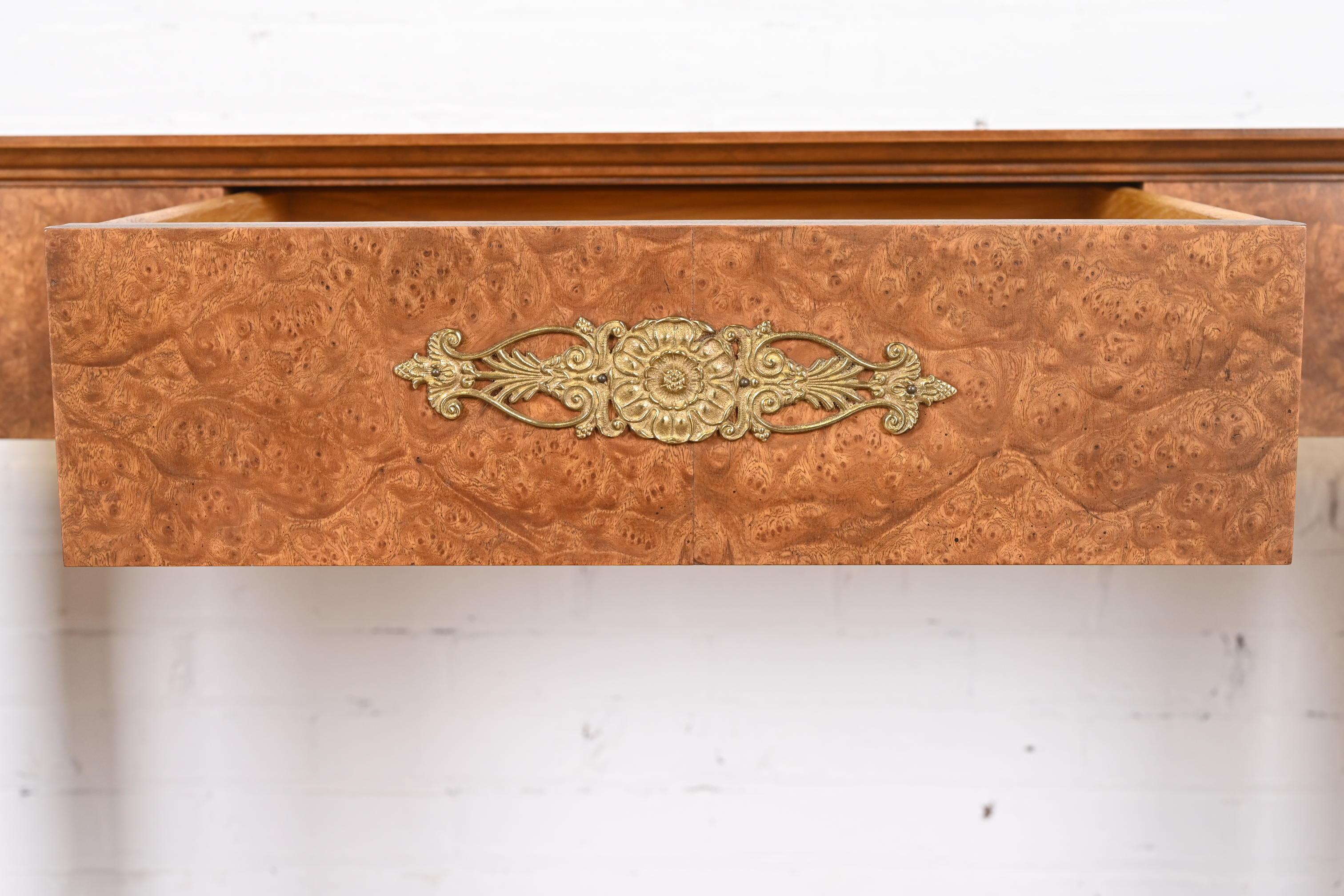 Baker Furniture Neoklassische Wurzelholz und montiert Messing Konsole oder Sofa Tisch im Angebot 4