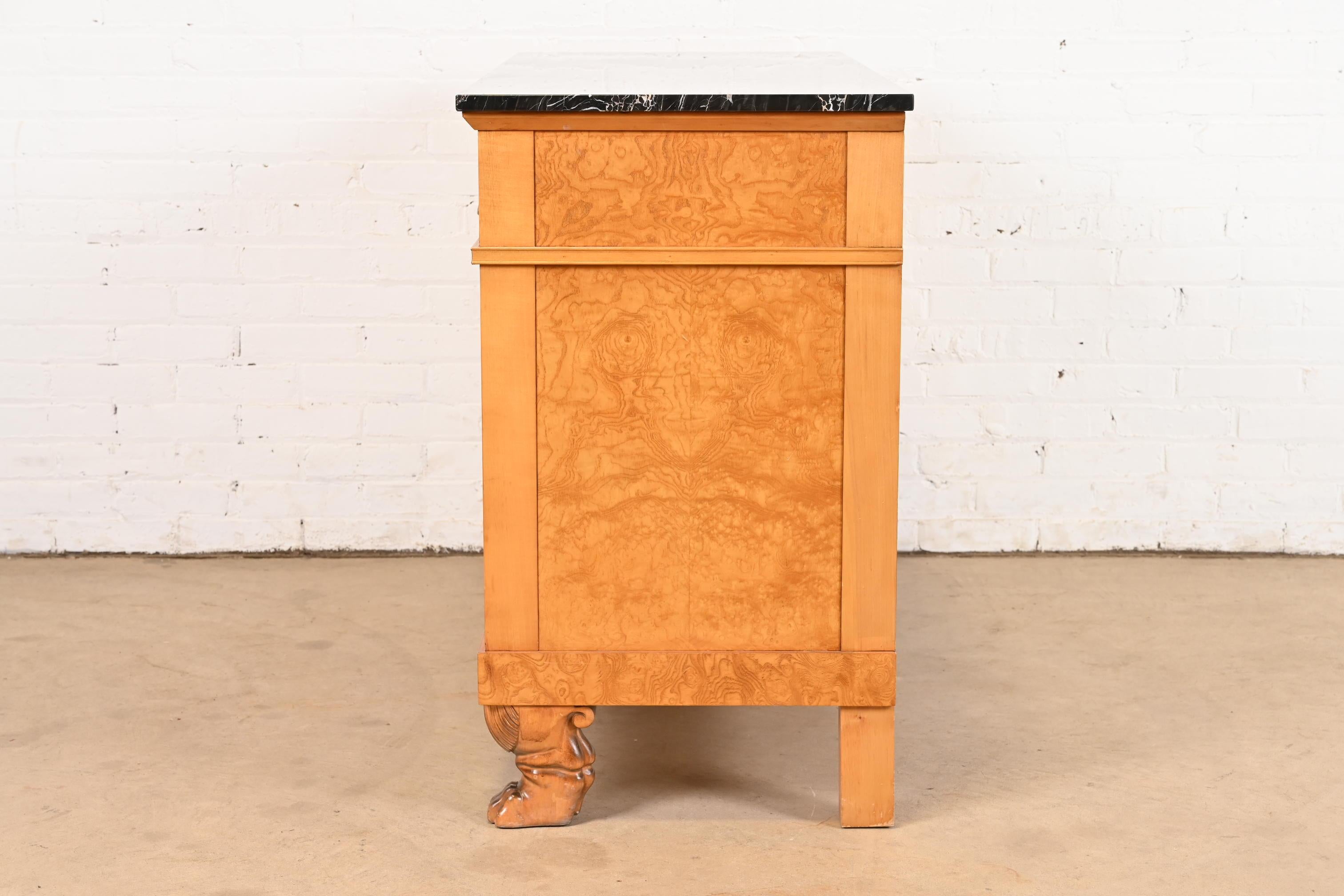 Cassettiera Neoclassica in Wood Wood con piano in marmo di Baker Furniture in vendita 3