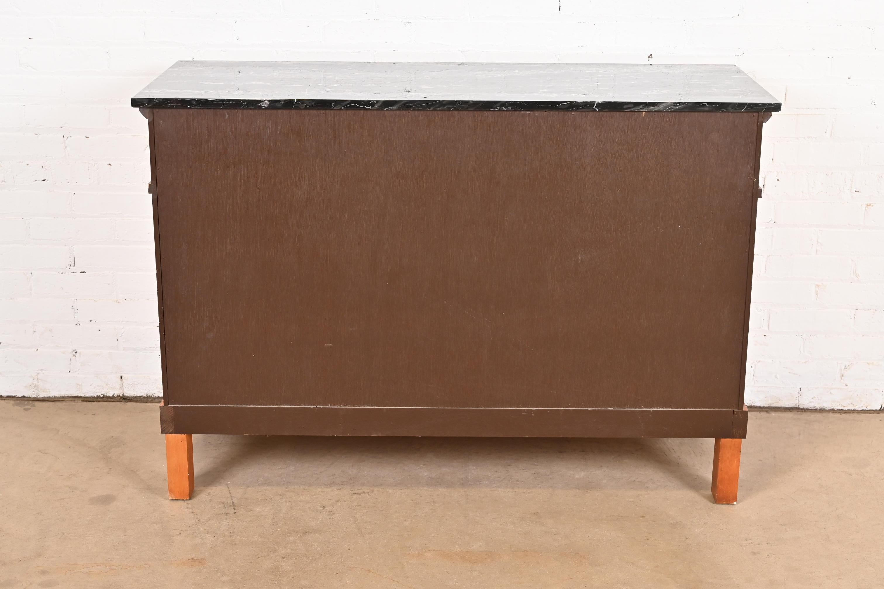 Cassettiera Neoclassica in Wood Wood con piano in marmo di Baker Furniture in vendita 4