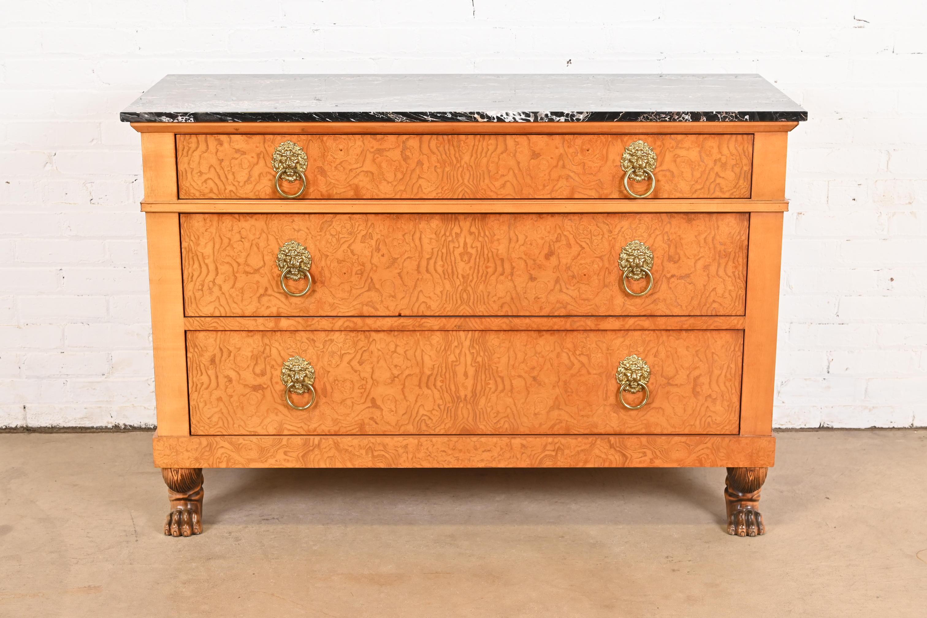 Un eccezionale comò, commode o cassettiere in stile neoclassico o impero

Da Baker Furniture

Stati Uniti, fine del XX secolo

Splendida radica, con cassetti originali in ottone a testa di leone, piedi a zampa di leone intagliati e piano in