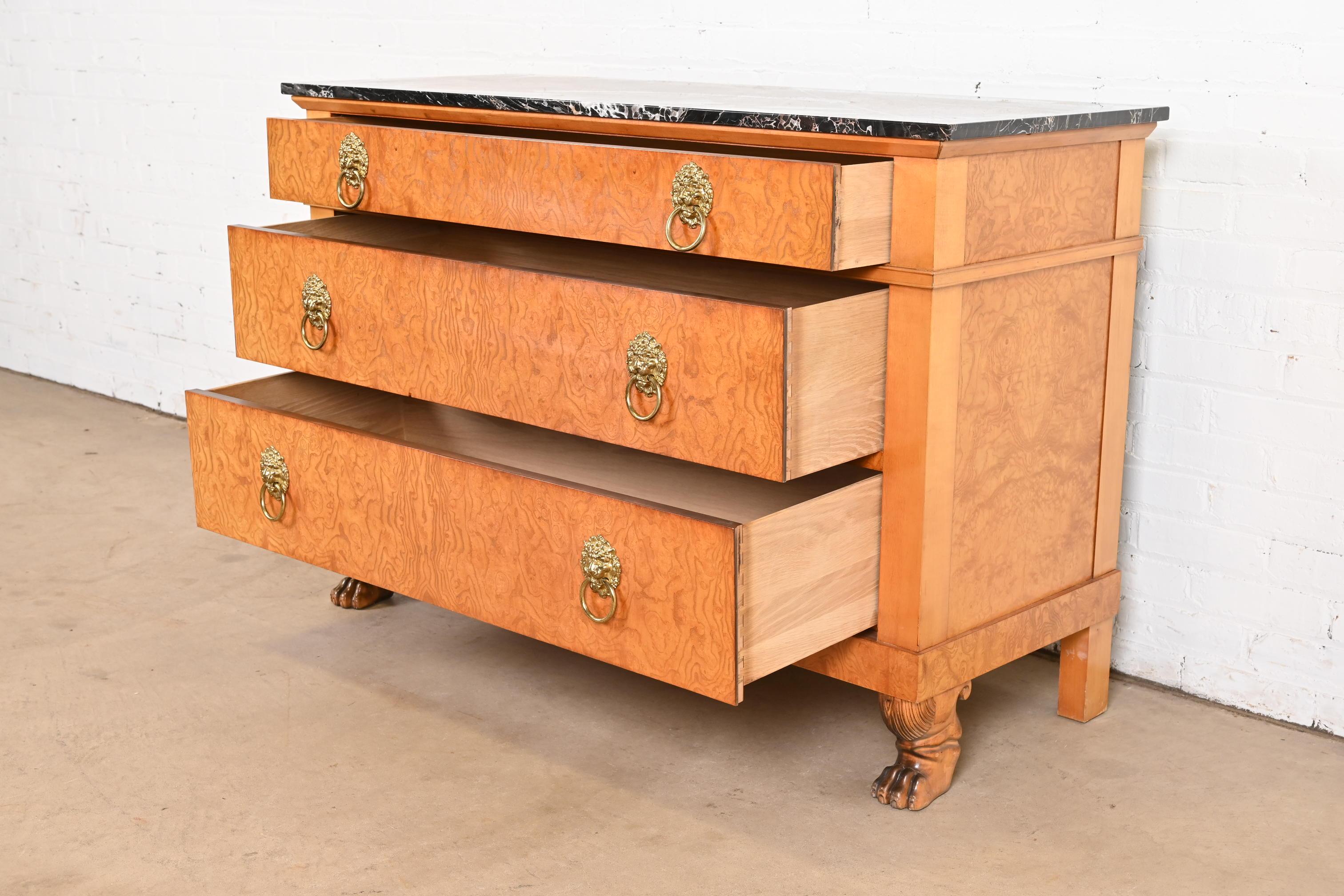 Cassettiera Neoclassica in Wood Wood con piano in marmo di Baker Furniture In condizioni buone in vendita a South Bend, IN