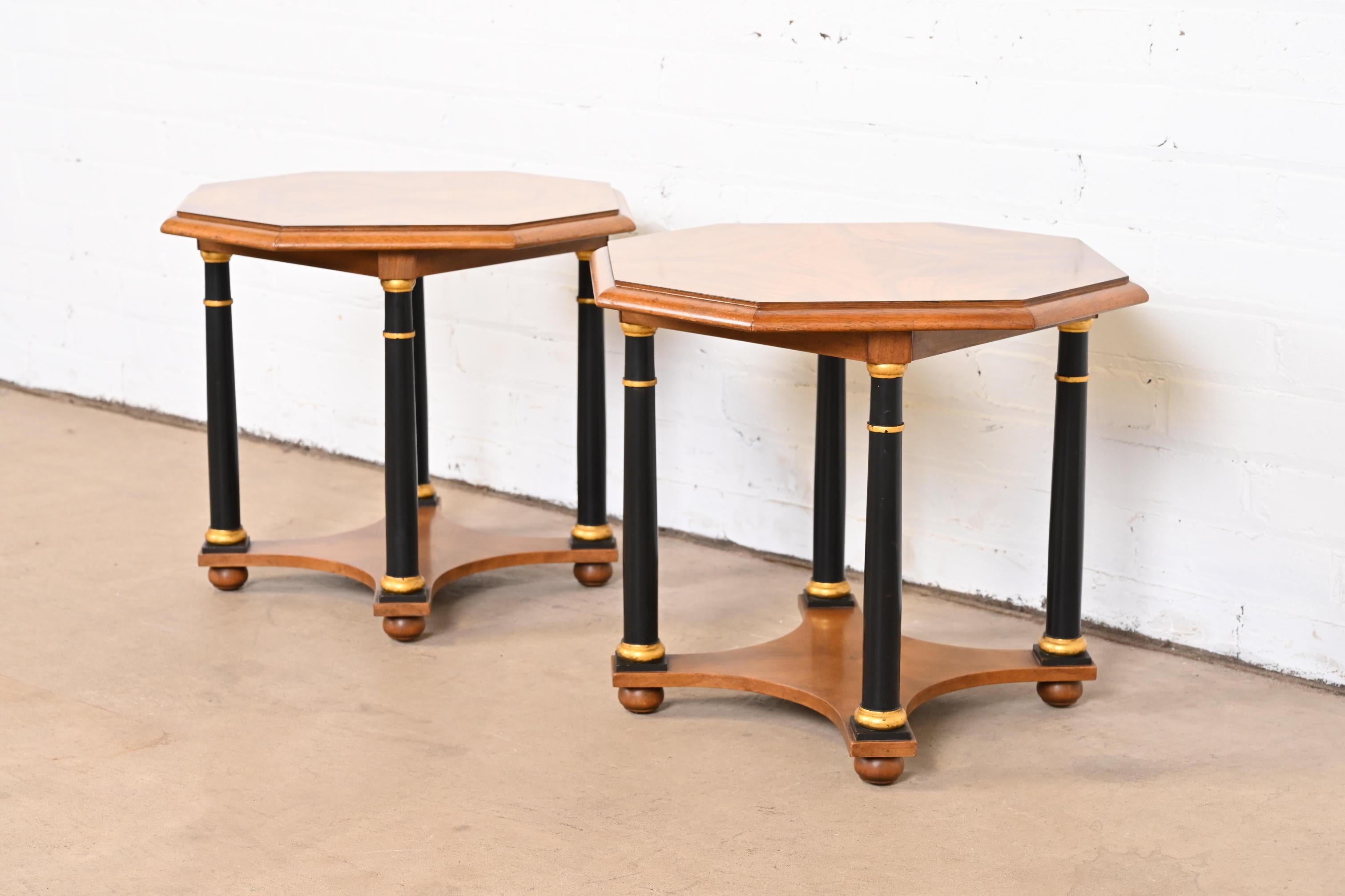 Baker Furniture Neoklassische Wurzelholz-Paket Ebonisiert und vergoldet Beistelltische (amerikanisch) im Angebot