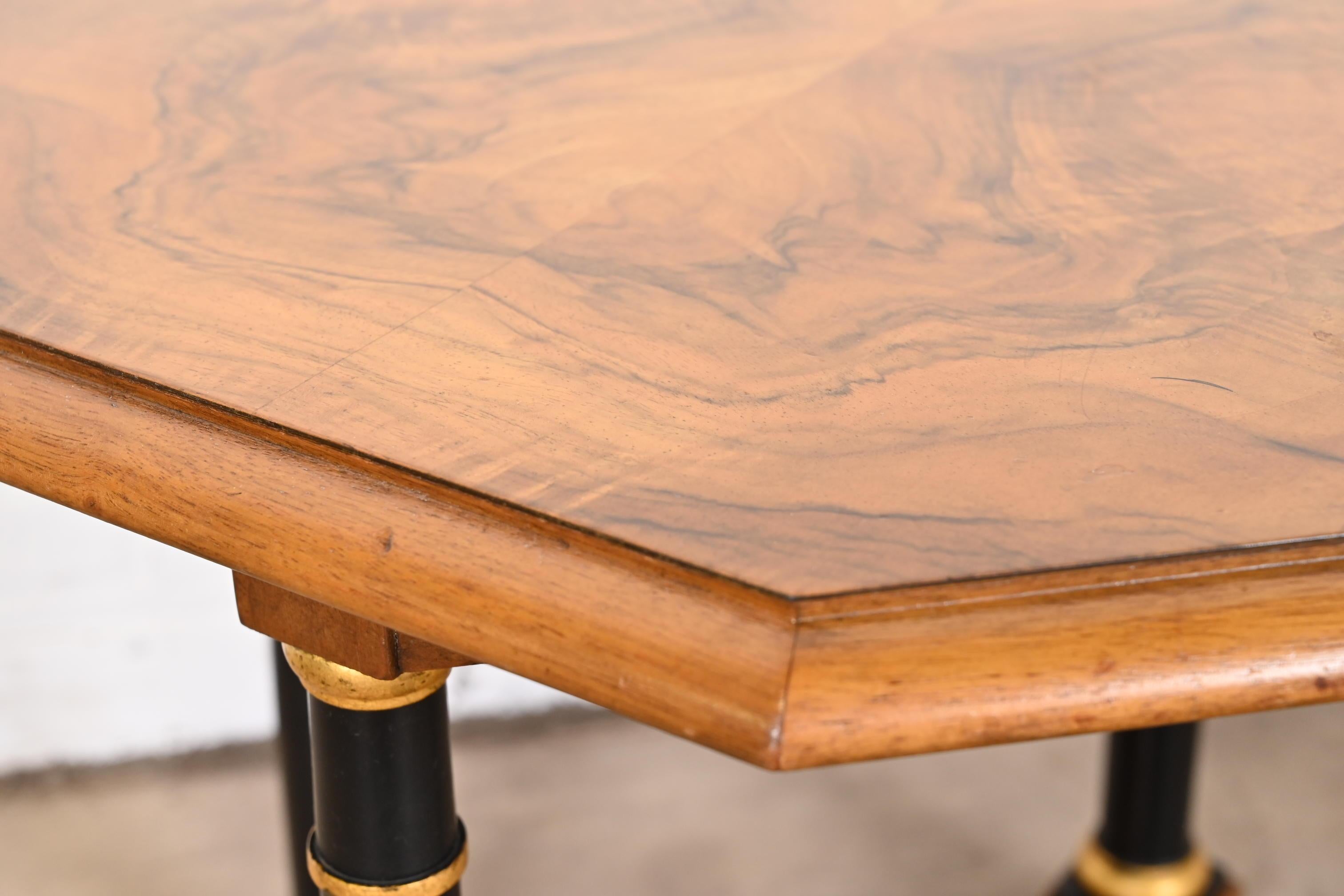 Baker Furniture Neoklassische Wurzelholz-Paket Ebonisiert und vergoldet Beistelltische im Angebot 4