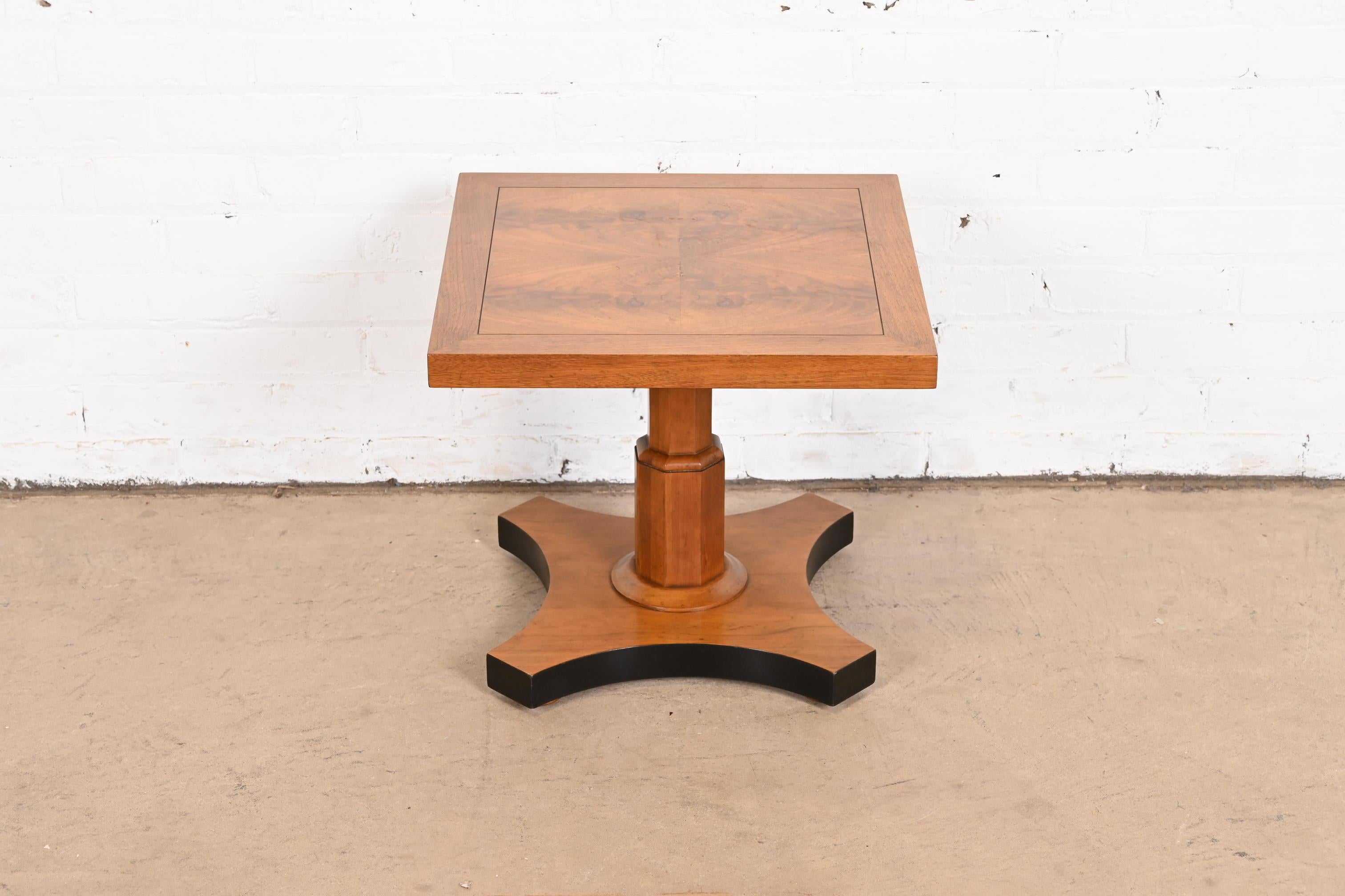 A gorgeous Neoclassical or Regency style burled walnut tea table or occasional side table

By Baker Furniture

USA, Circa 1960s

Measures: 18