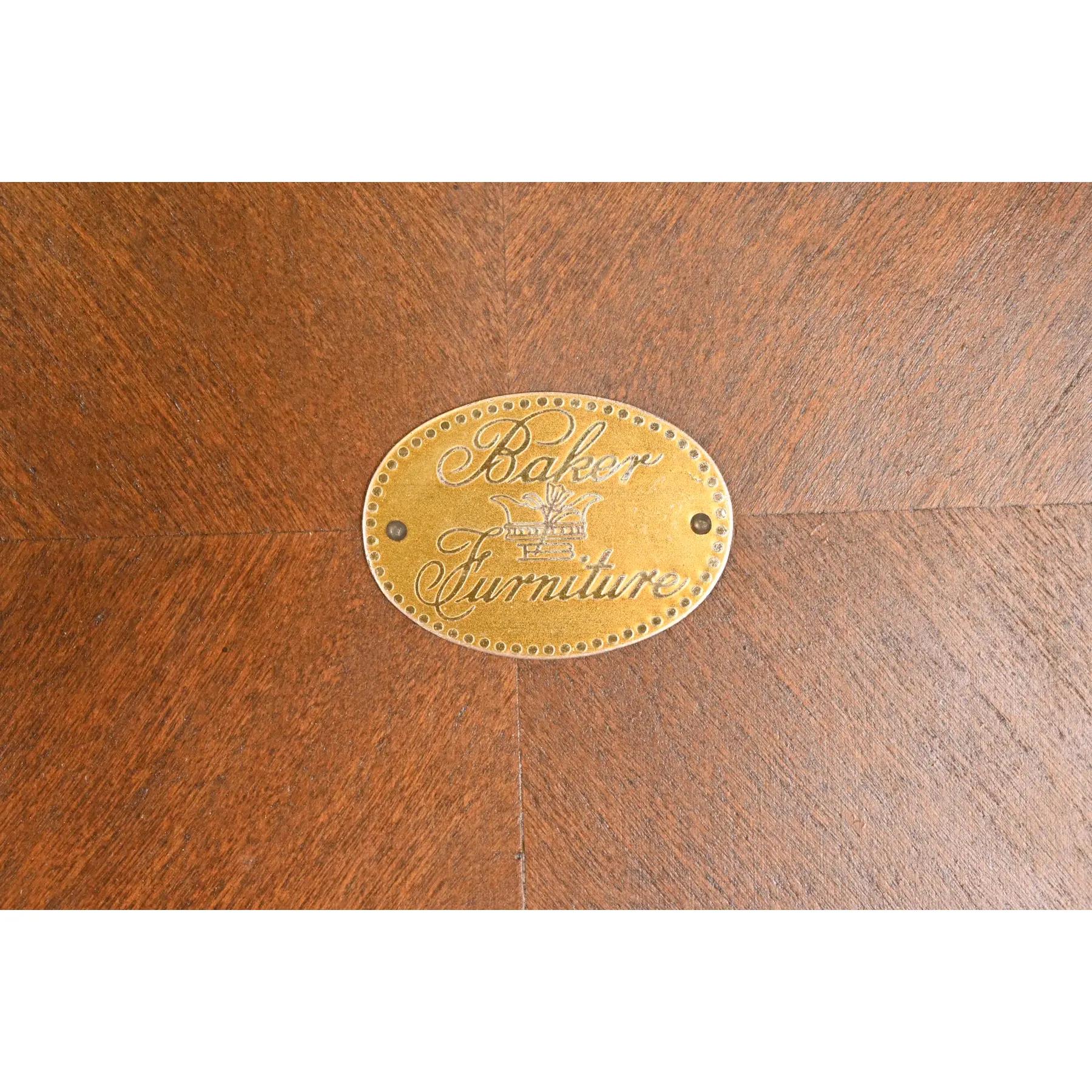 Neoklassizistischer Teetisch aus gemasertem Nussbaumholz von Baker Furniture, ca. 1960er Jahre im Angebot 3