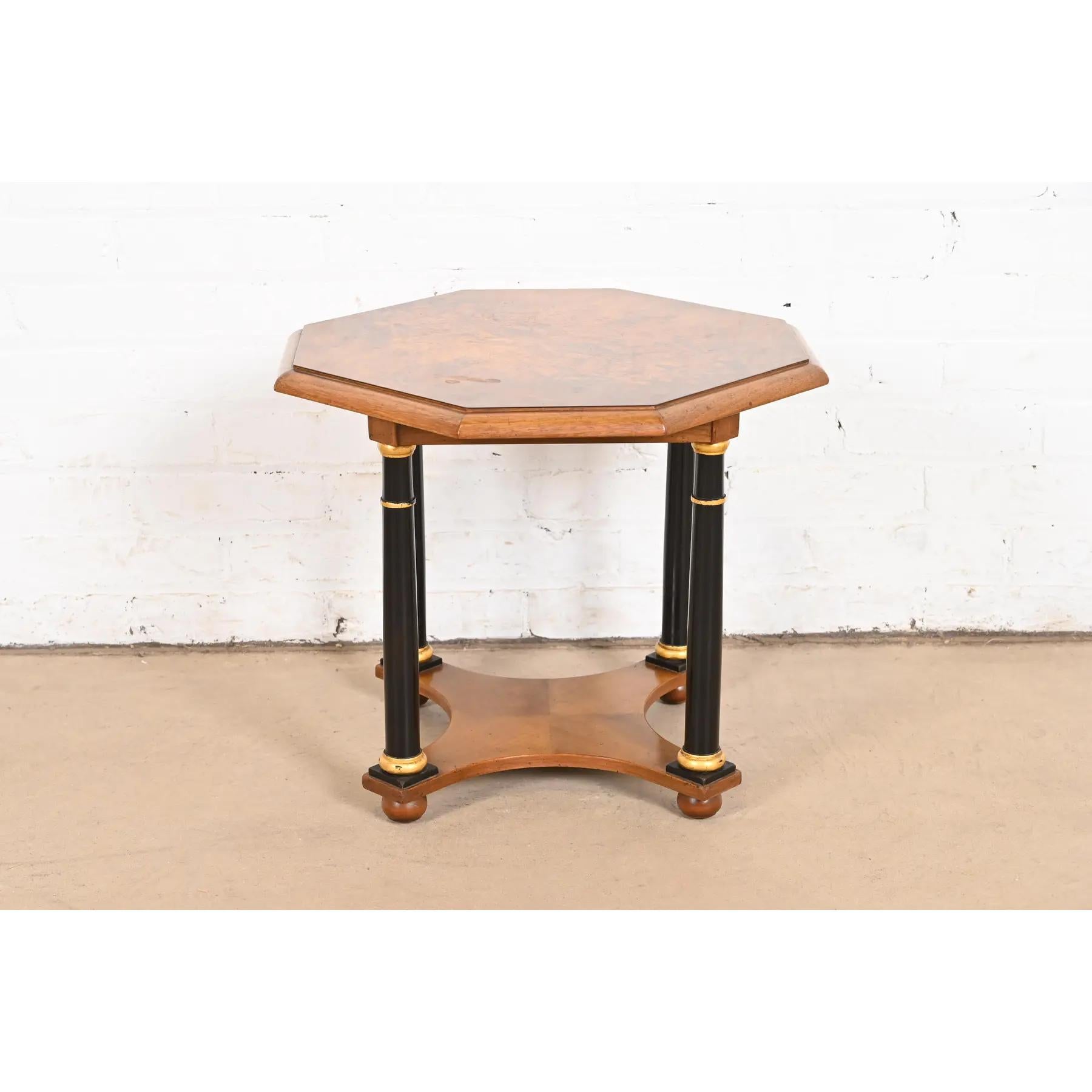 Neoklassizistischer Teetisch aus gemasertem Nussbaumholz von Baker Furniture, ca. 1960er Jahre (Empire) im Angebot