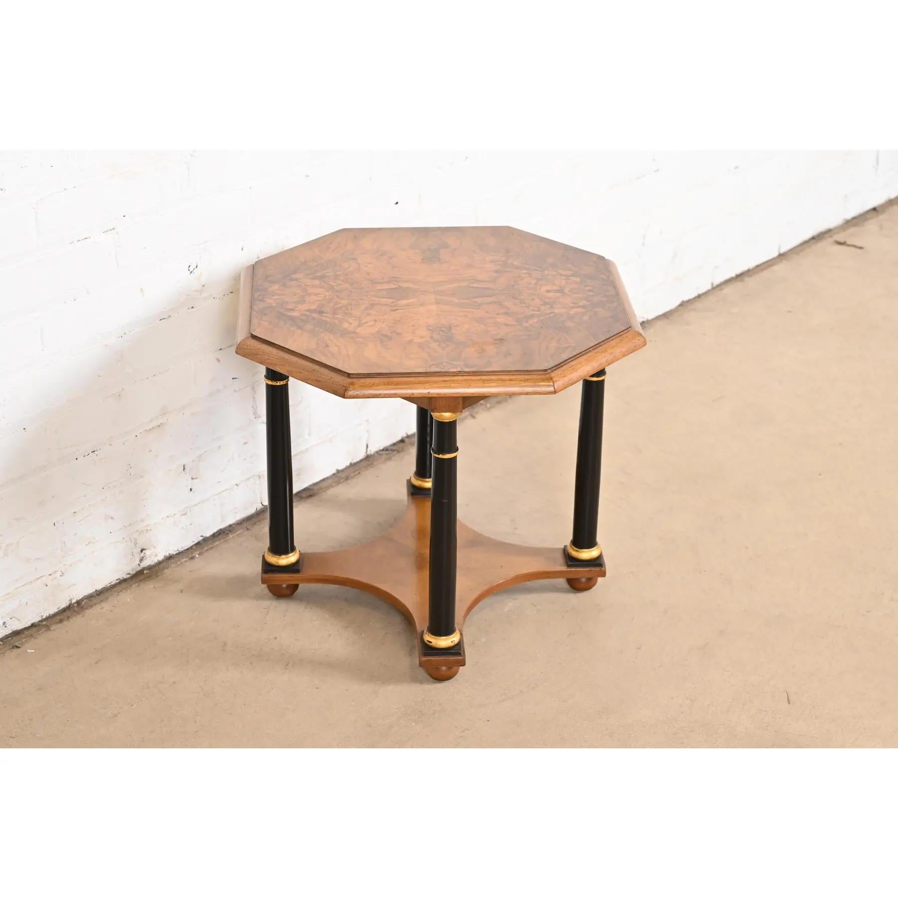 Neoklassizistischer Teetisch aus gemasertem Nussbaumholz von Baker Furniture, ca. 1960er Jahre (amerikanisch) im Angebot