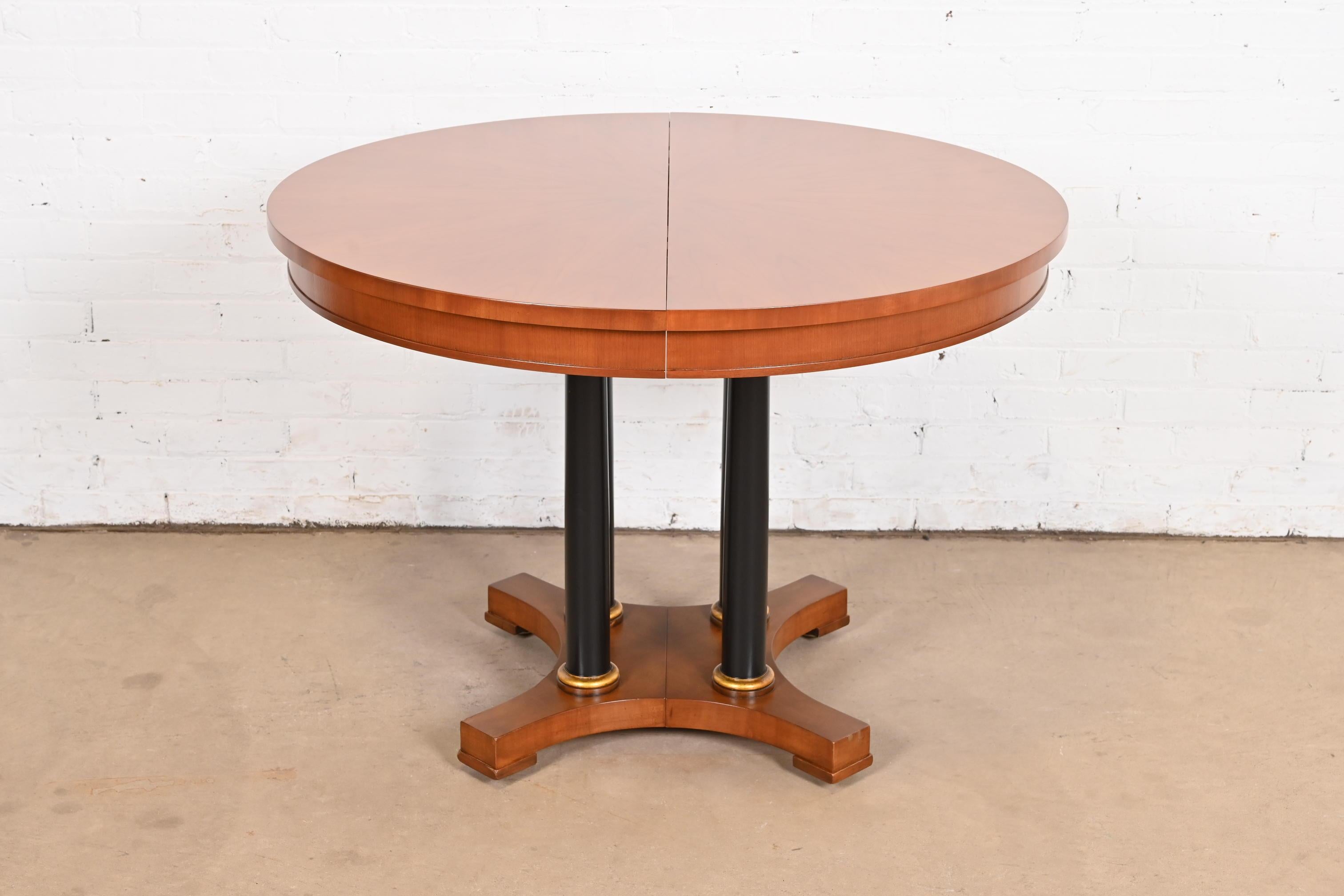 Mueble Baker Mesa Neoclásica con Pedestal de Madera de Cerezo y Parcela Ebonizada en venta 1