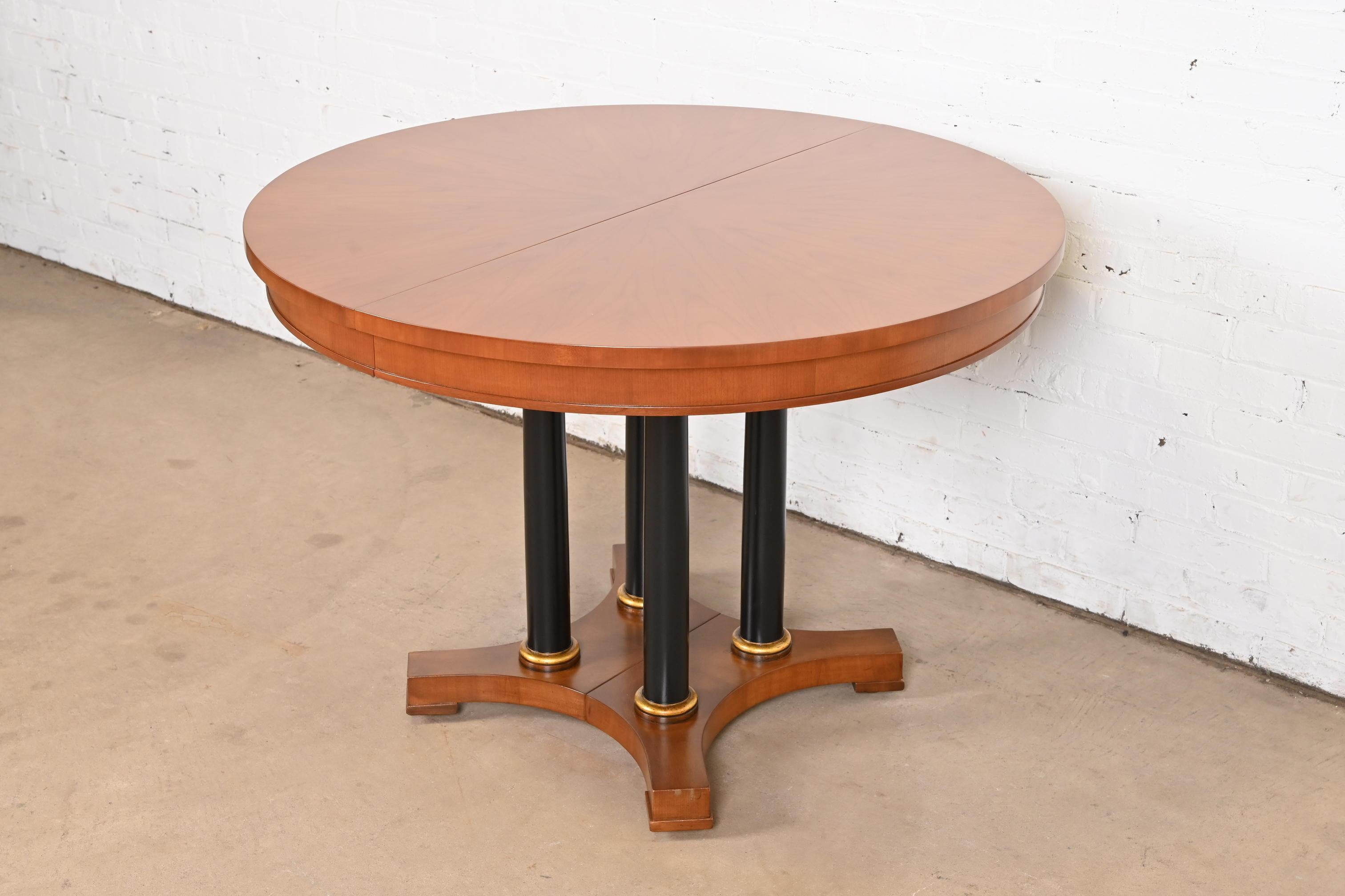 Mueble Baker Mesa Neoclásica con Pedestal de Madera de Cerezo y Parcela Ebonizada en venta 2