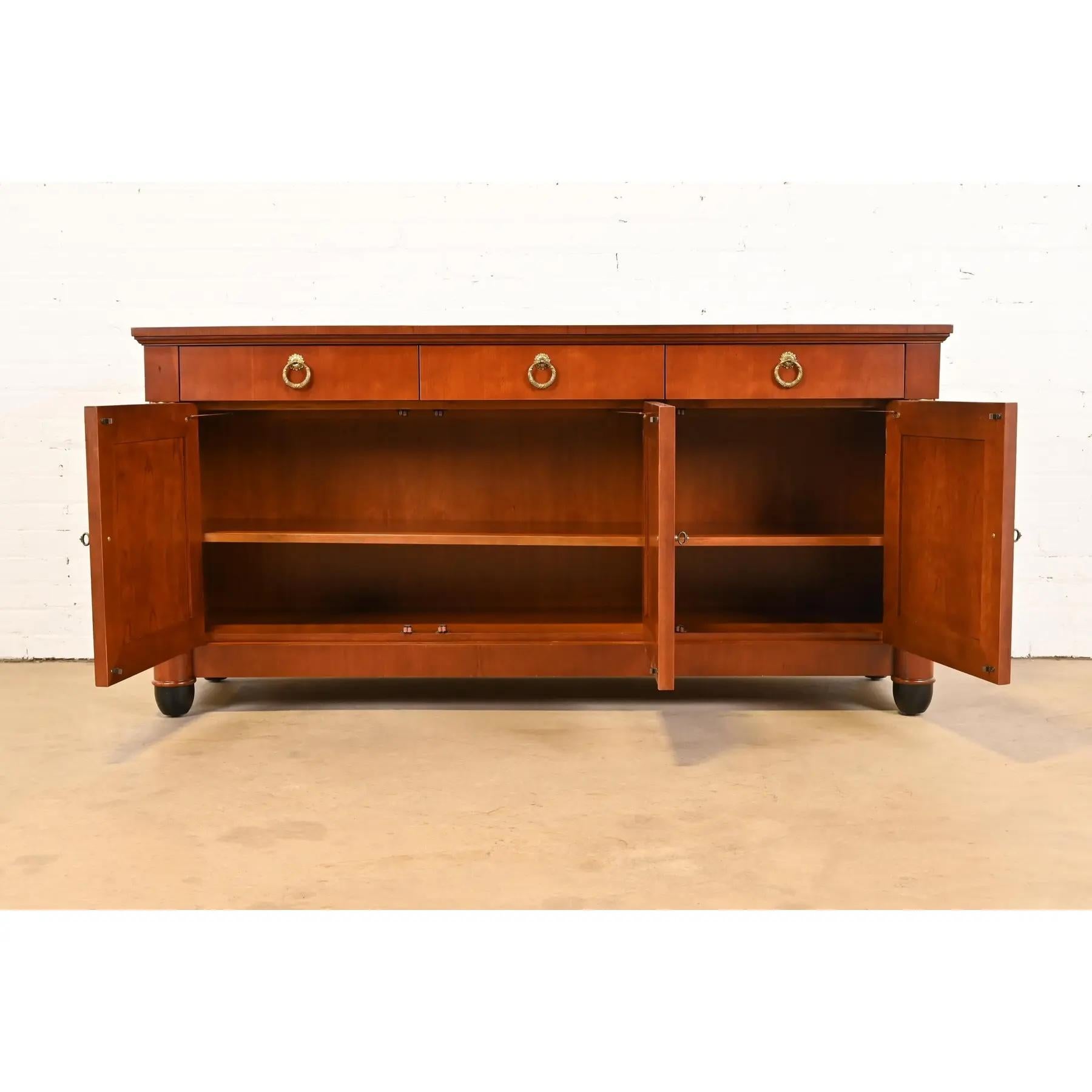 Baker Furniture Neoklassische Anrichte aus Kirschholz und Paket Ebonisiert Anrichte im Angebot 5