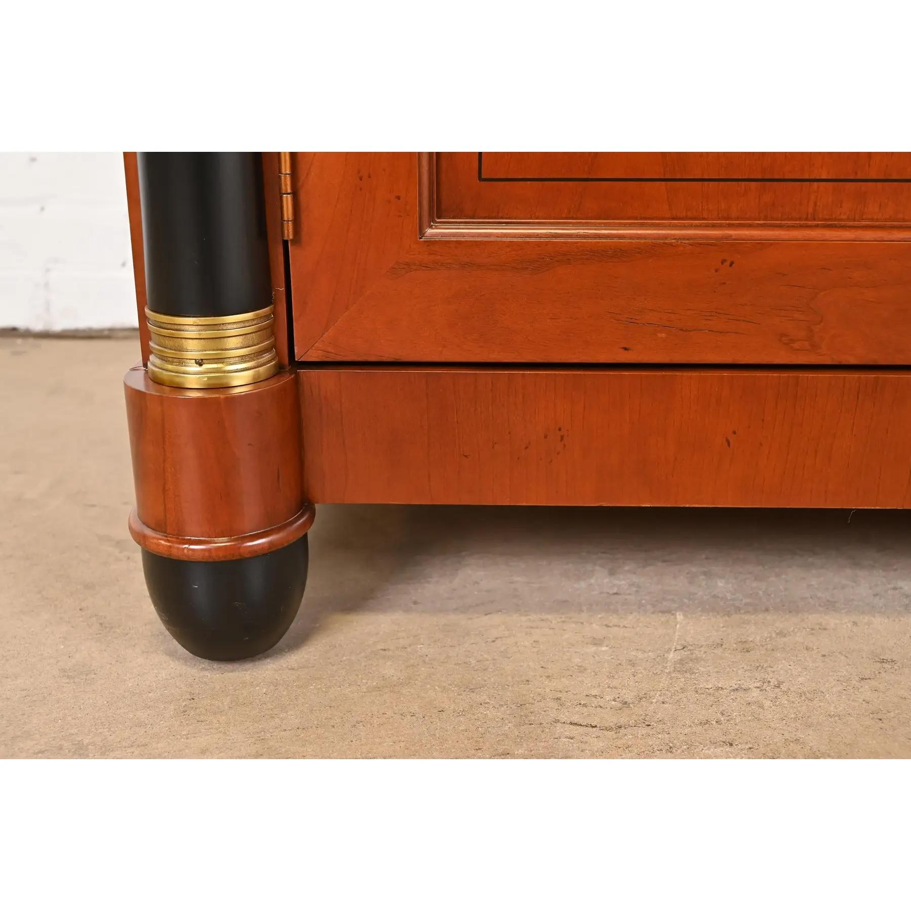 Baker Furniture Neoklassische Anrichte aus Kirschholz und Paket Ebonisiert Anrichte im Angebot 6