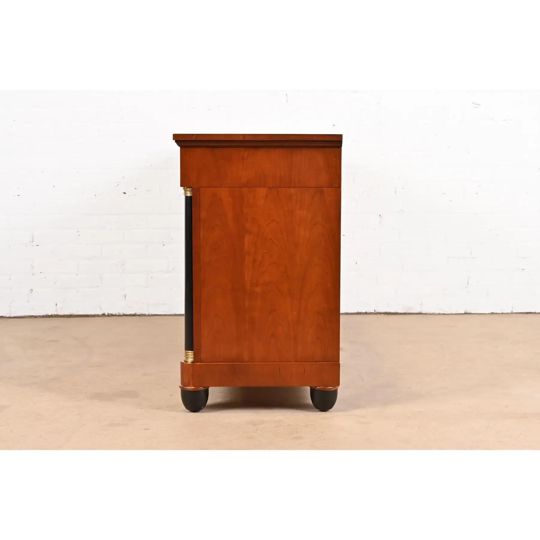 Baker Furniture Neoklassische Anrichte aus Kirschholz und Paket Ebonisiert Anrichte im Angebot 7
