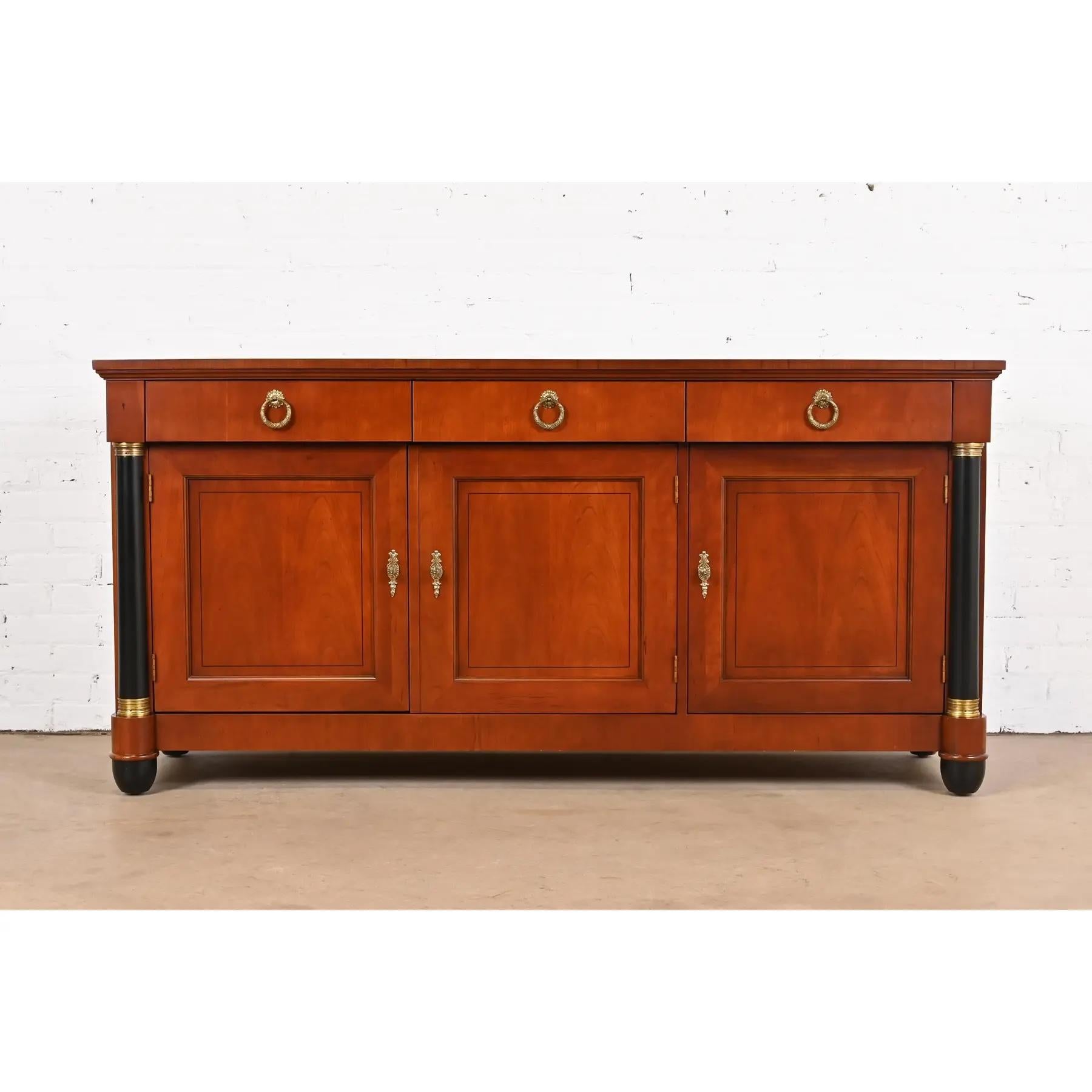 Ein prächtiges Sideboard, eine Kredenz oder ein Barschrank im neoklassischen oder Empire-Stil

Von Baker Furniture, 