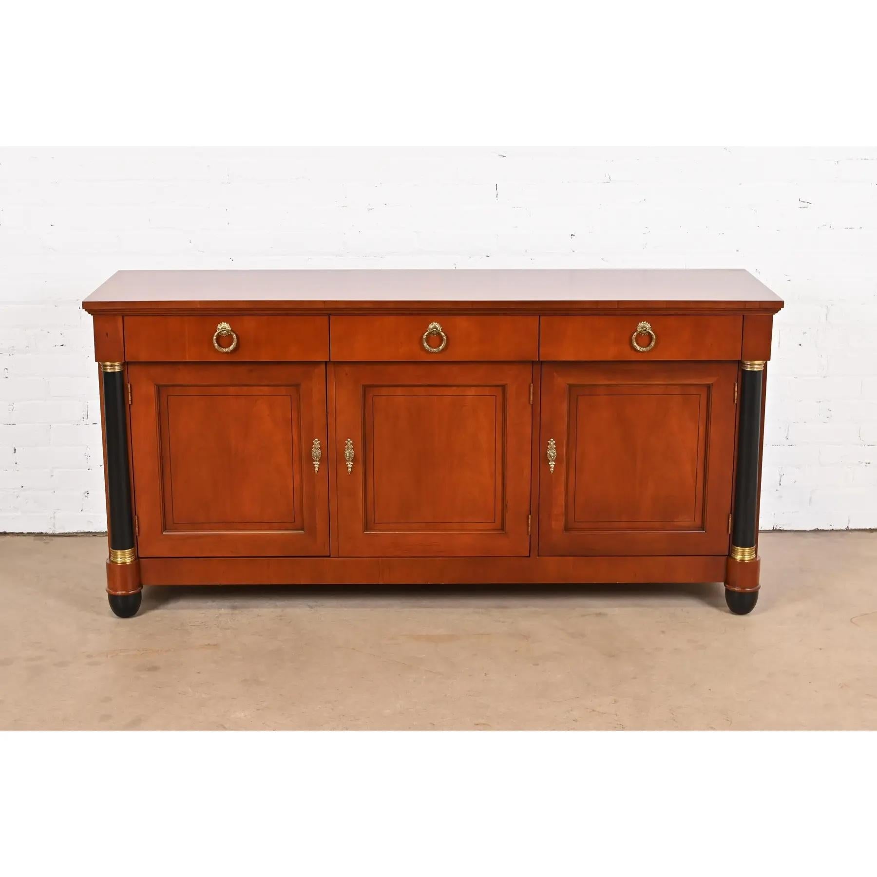 Baker Furniture Neoklassische Anrichte aus Kirschholz und Paket Ebonisiert Anrichte (amerikanisch) im Angebot