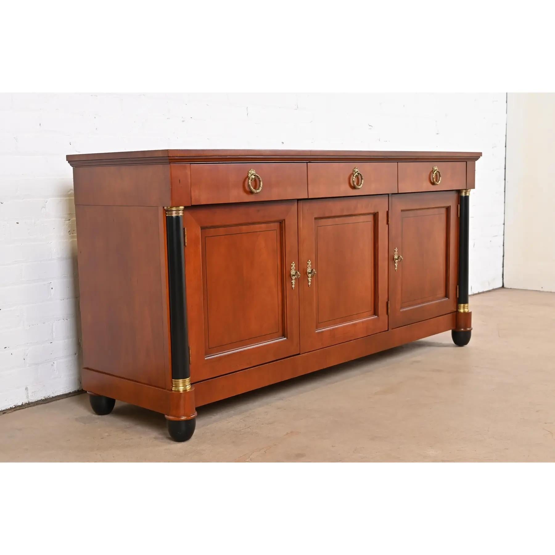 Baker Furniture Neoklassische Anrichte aus Kirschholz und Paket Ebonisiert Anrichte im Zustand „Gut“ im Angebot in South Bend, IN
