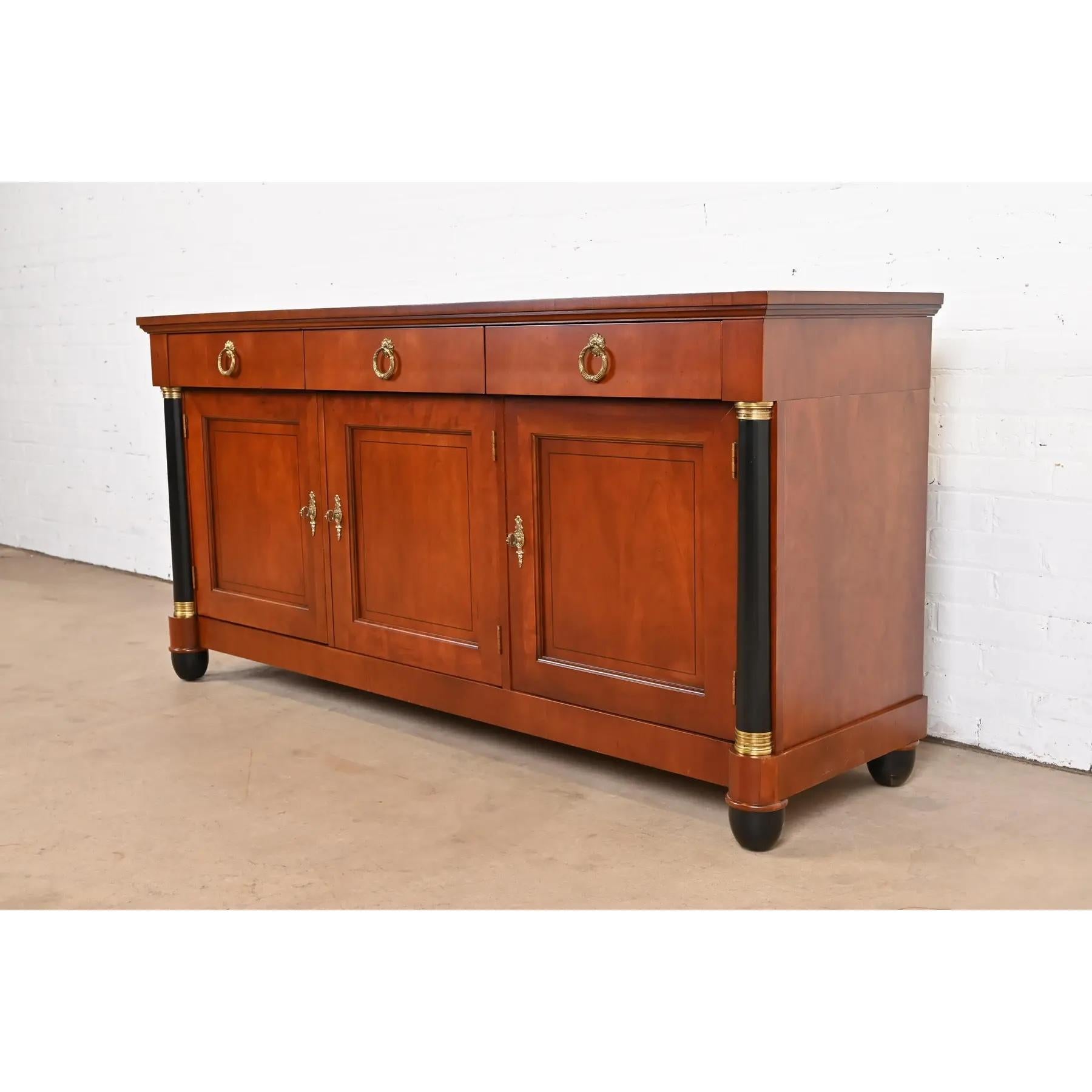 Baker Furniture Neoklassische Anrichte aus Kirschholz und Paket Ebonisiert Anrichte (20. Jahrhundert) im Angebot