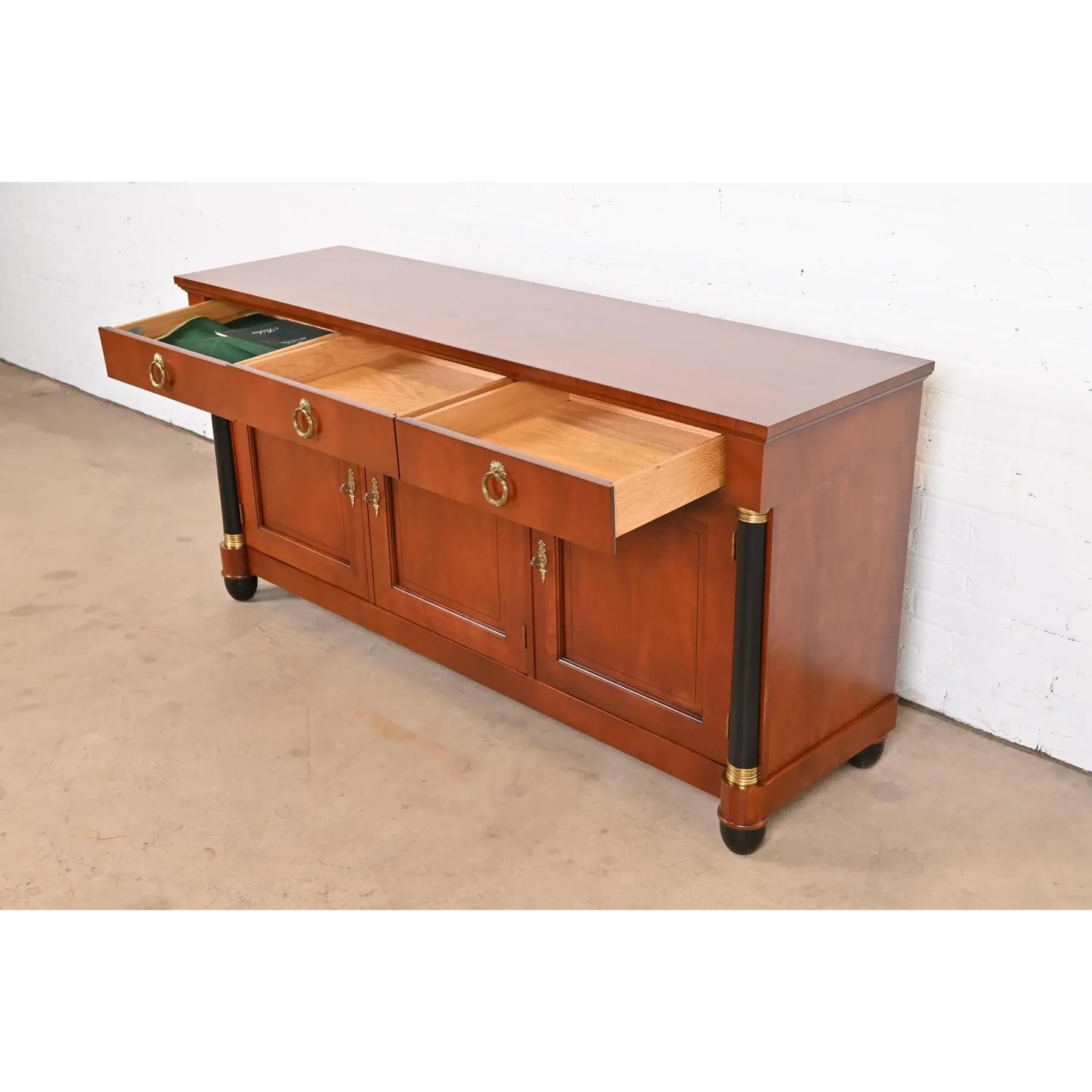 Baker Furniture Neoklassische Anrichte aus Kirschholz und Paket Ebonisiert Anrichte (Messing) im Angebot