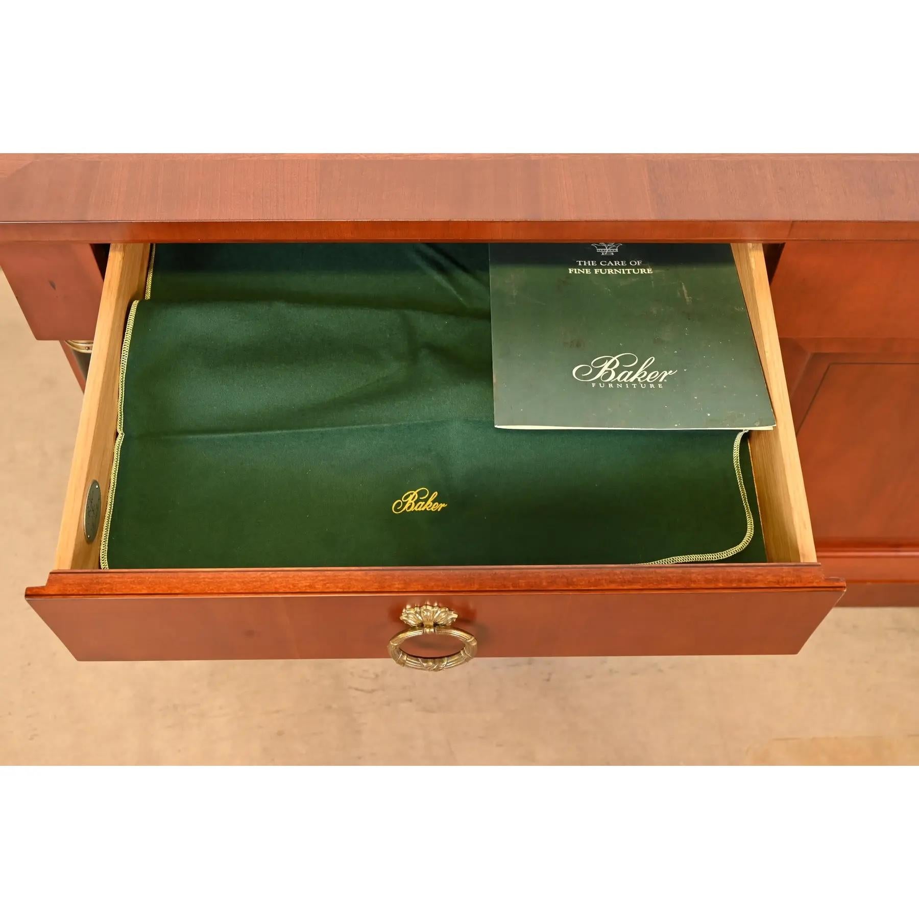 Baker Furniture Neoklassische Anrichte aus Kirschholz und Paket Ebonisiert Anrichte im Angebot 1