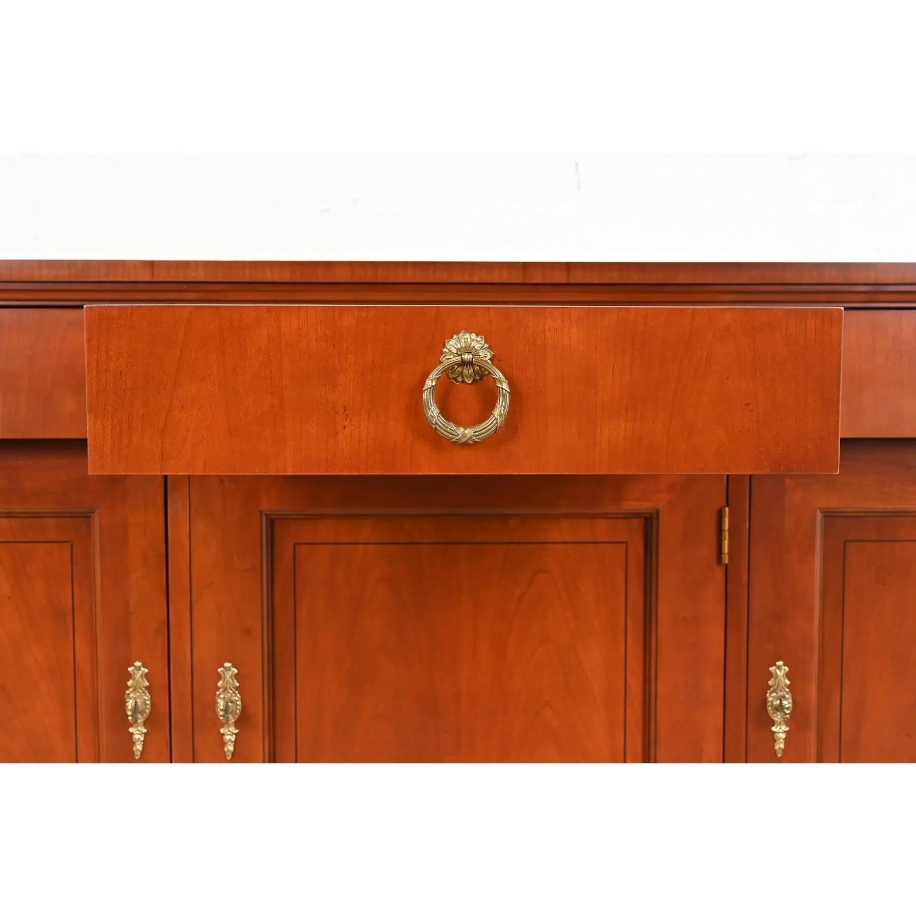 Baker Furniture Neoklassische Anrichte aus Kirschholz und Paket Ebonisiert Anrichte im Angebot 3