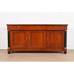 Credenza Aparador Neoclásico de Madera de Cerezo y Parcela Ebonizada Baker Furniture