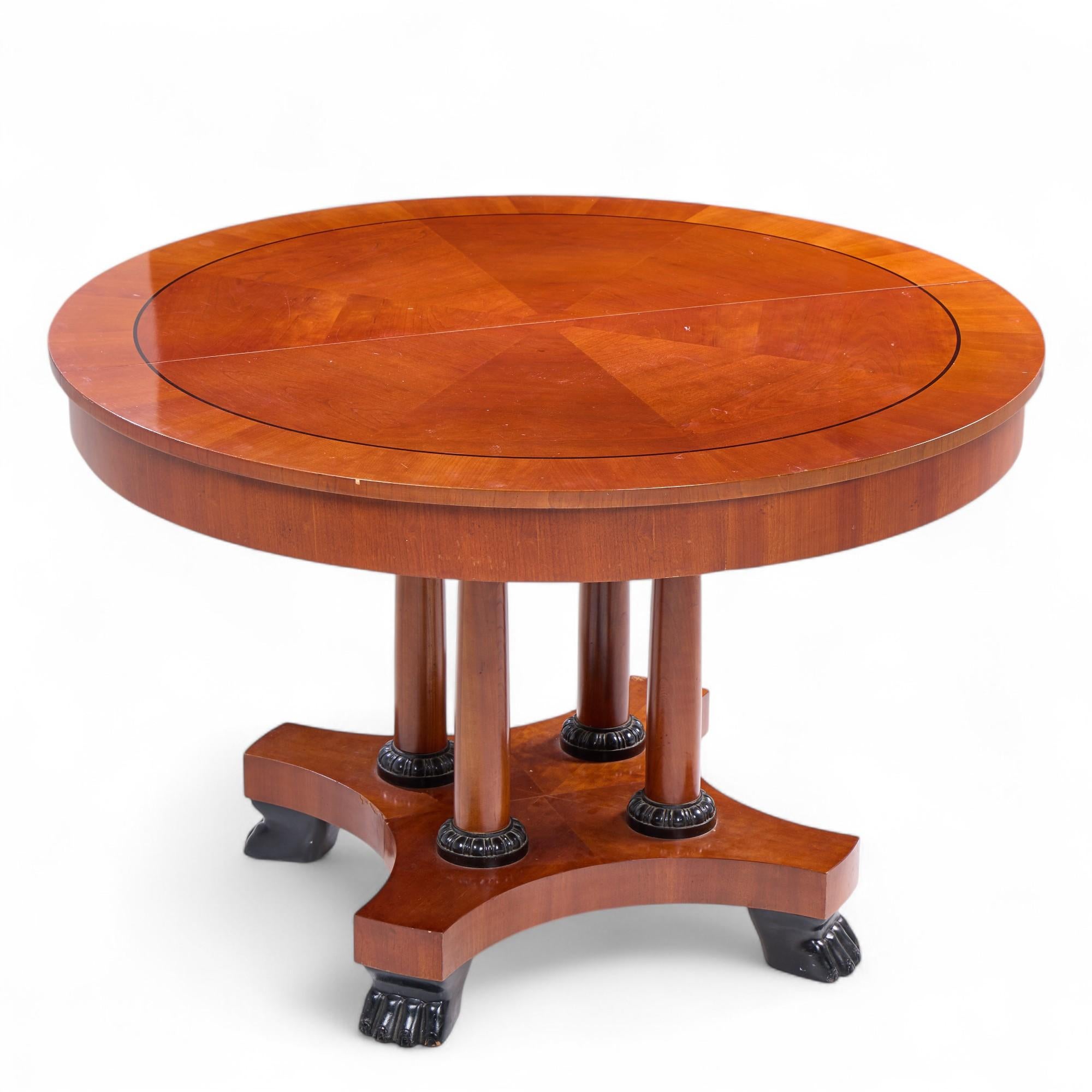 Baker Furniture Mesa de comedor extensible neoclásica de madera de cerezo con 2 hojas en venta 3