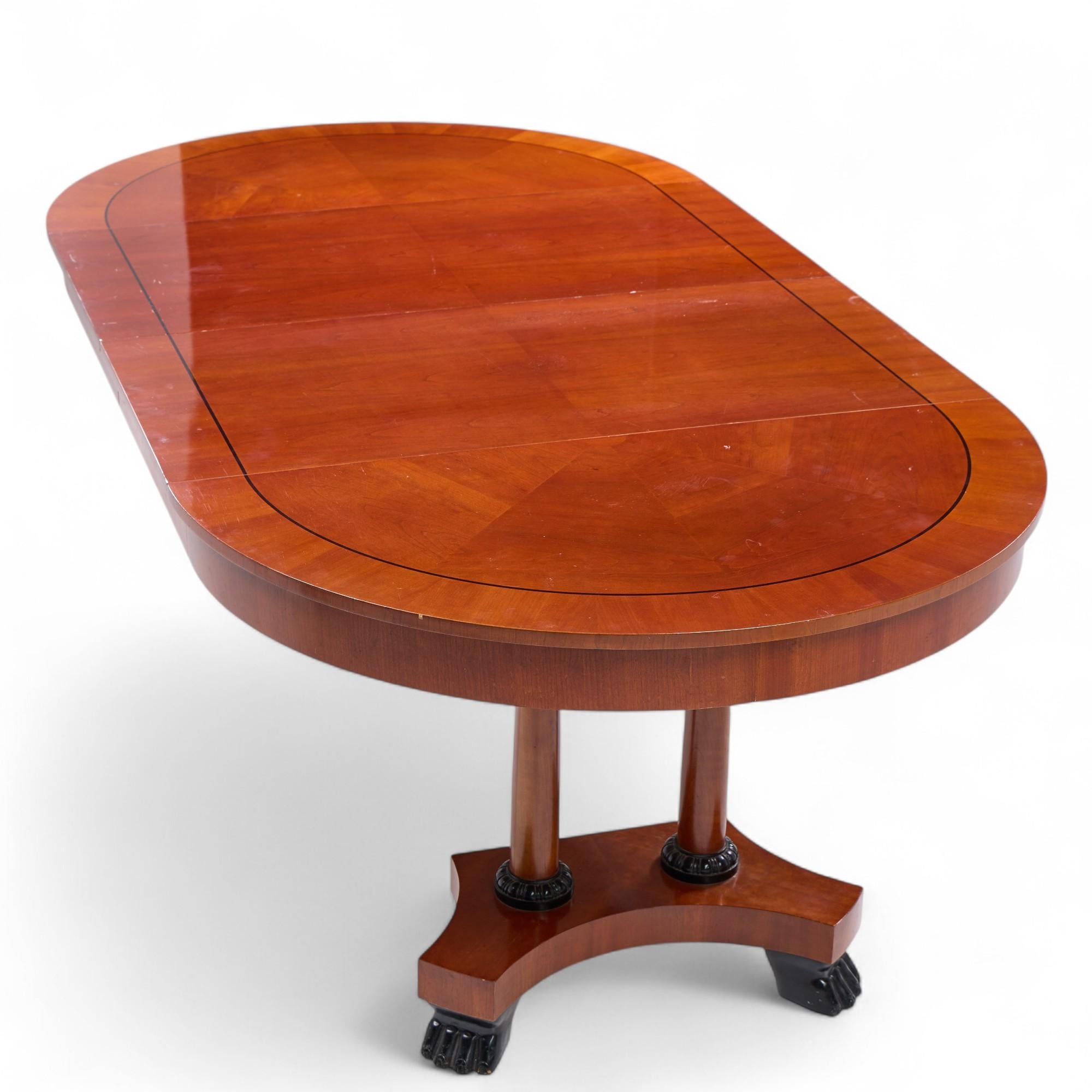 Baker Furniture Mesa de comedor extensible neoclásica de madera de cerezo con 2 hojas en venta 4