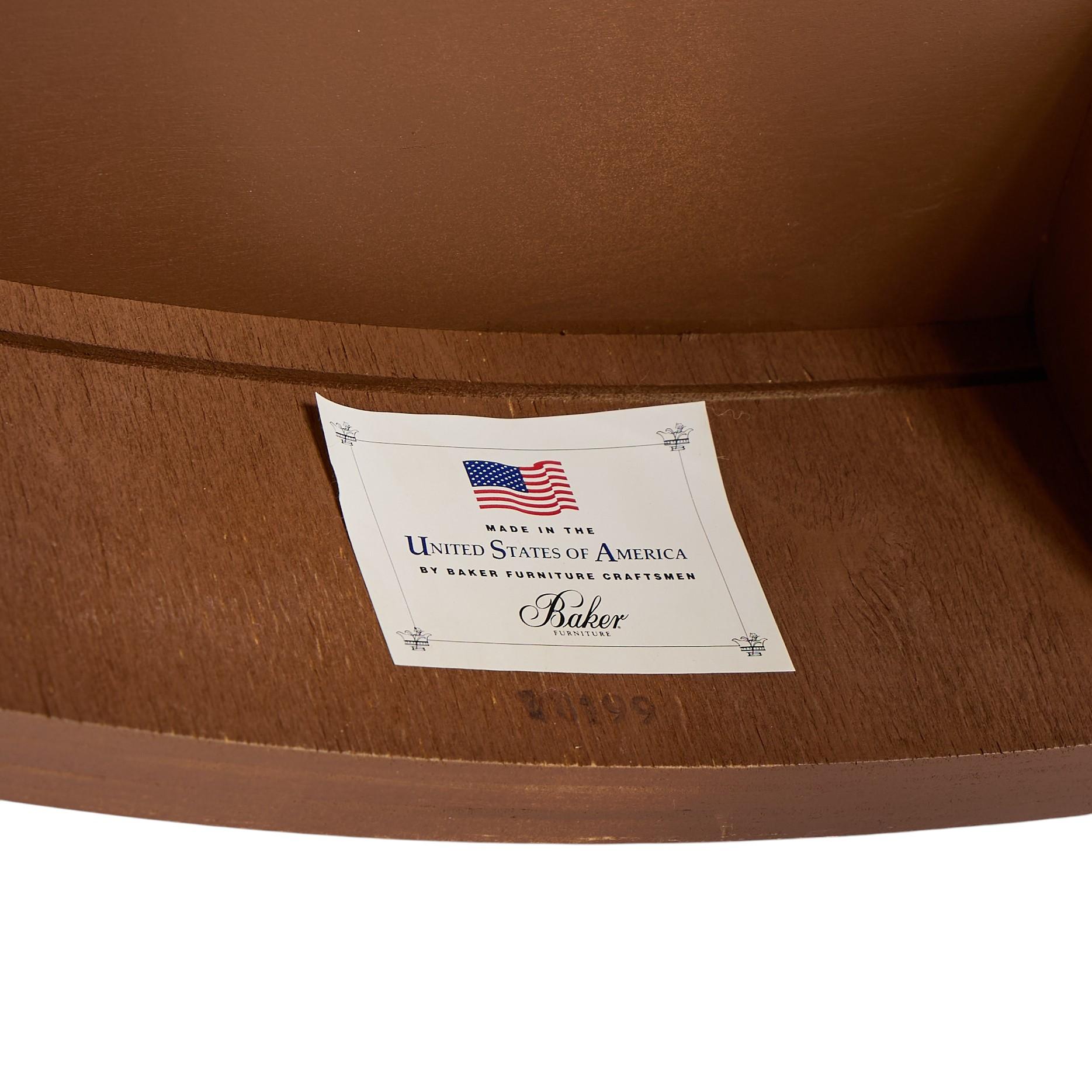 Baker Furniture Mesa de comedor extensible neoclásica de madera de cerezo con 2 hojas en venta 5