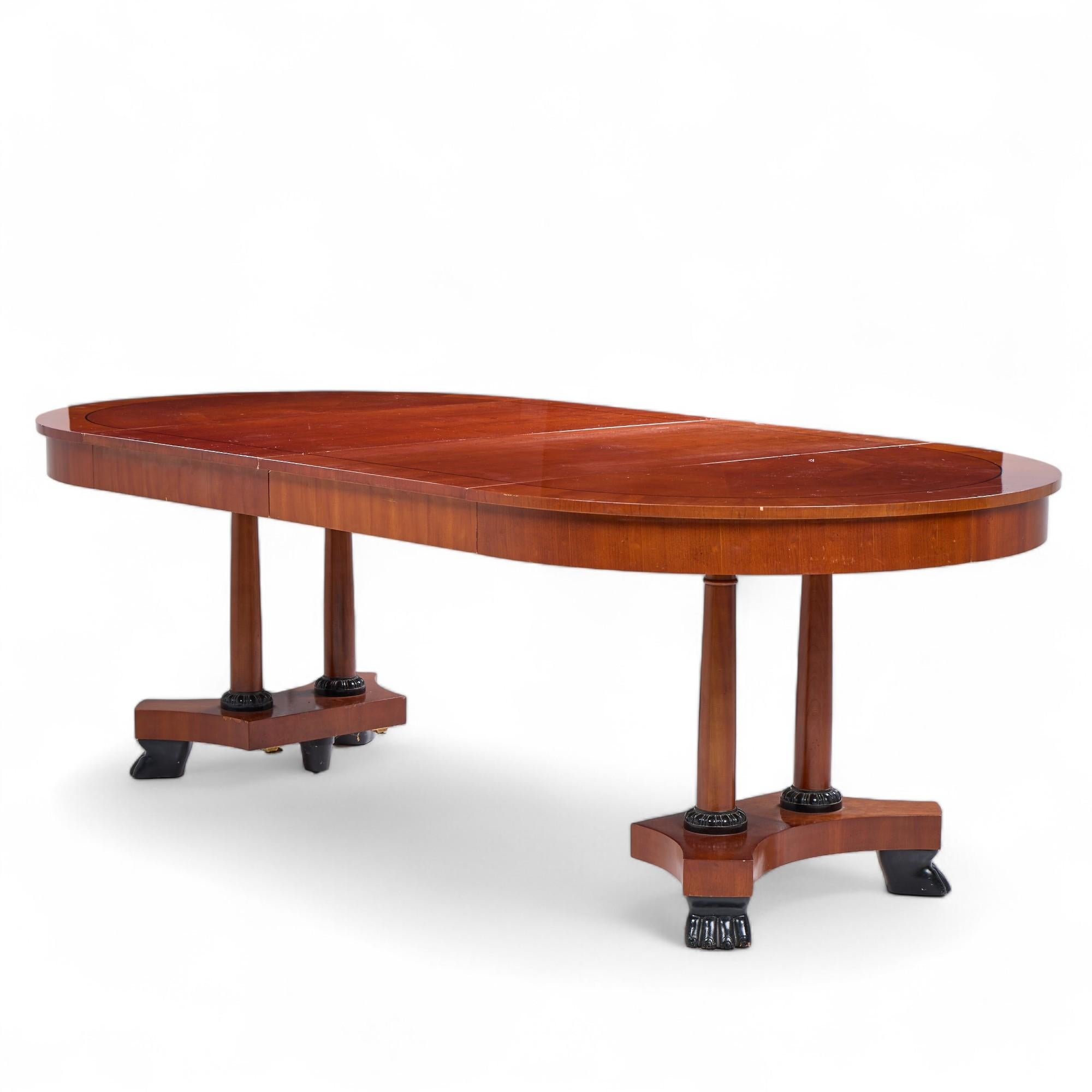 Baker Furniture Mesa de comedor extensible neoclásica de madera de cerezo con 2 hojas Neoclásico en venta
