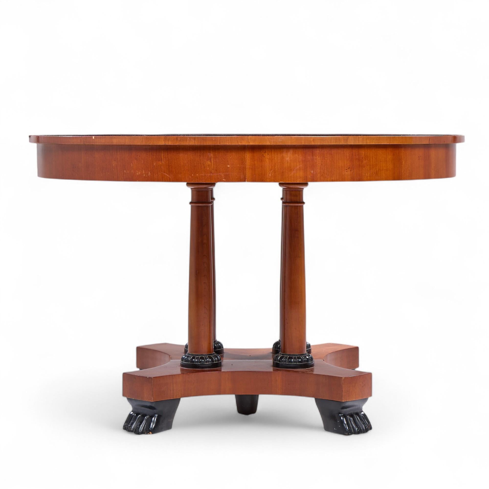 Baker Furniture Mesa de comedor extensible neoclásica de madera de cerezo con 2 hojas Estadounidense en venta