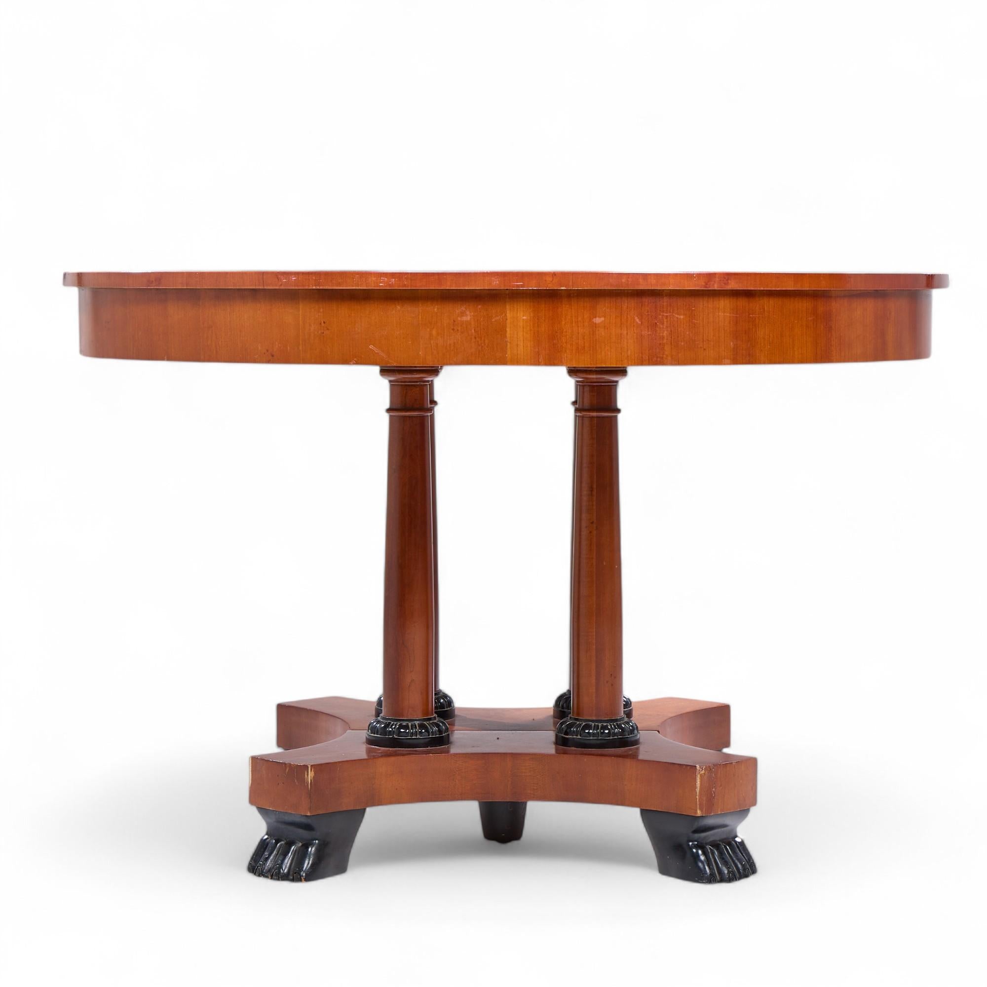 Baker Furniture Mesa de comedor extensible neoclásica de madera de cerezo con 2 hojas en Bueno estado para la venta en Franklin Park, IL
