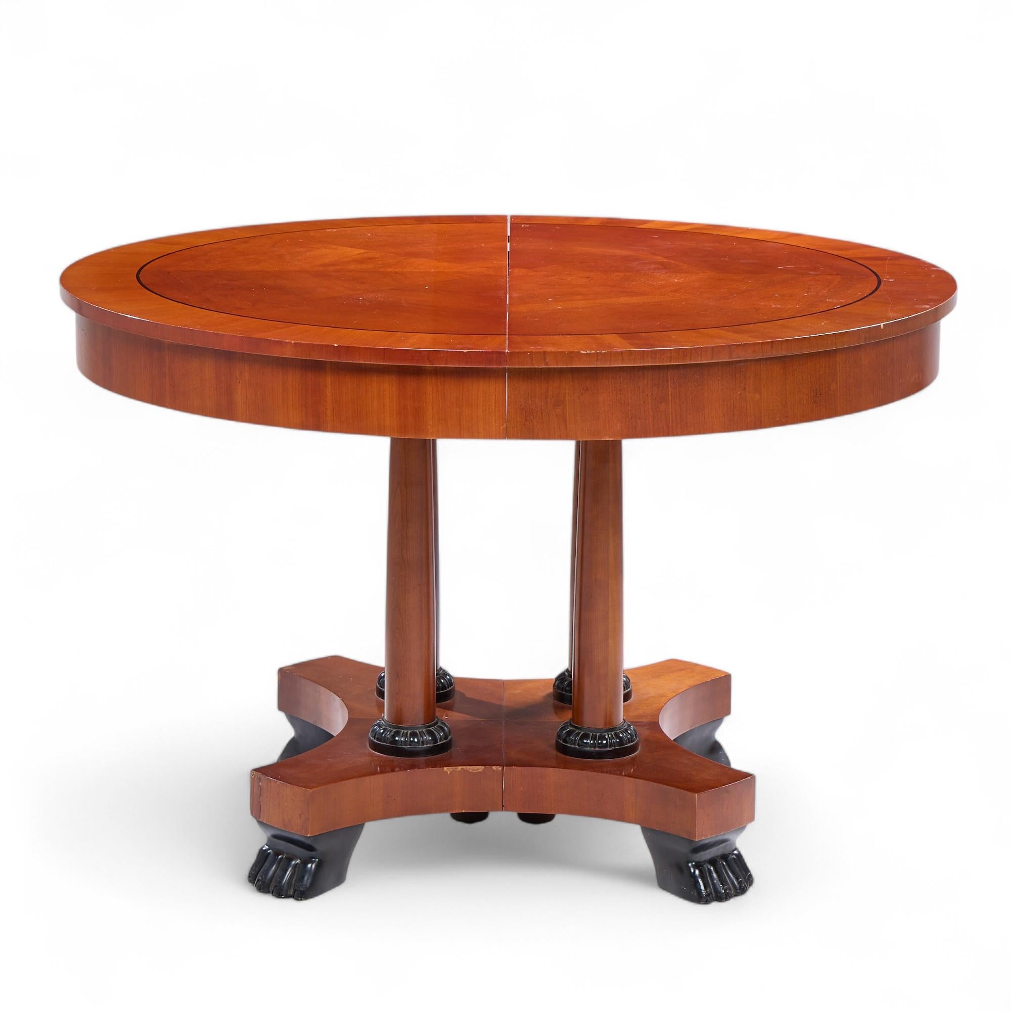 Baker Furniture Mesa de comedor extensible neoclásica de madera de cerezo con 2 hojas Cereza en venta