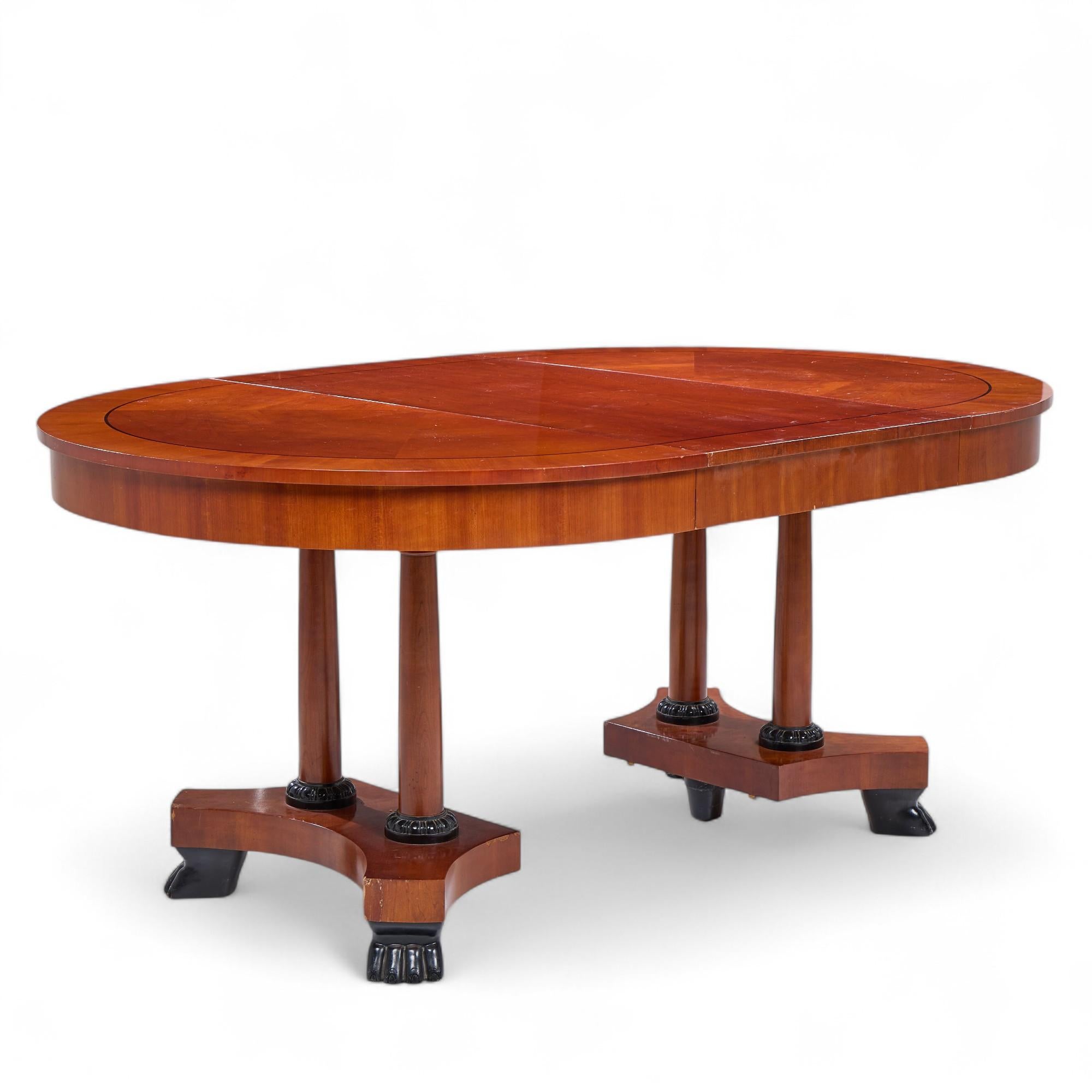 Baker Furniture Mesa de comedor extensible neoclásica de madera de cerezo con 2 hojas en venta 1
