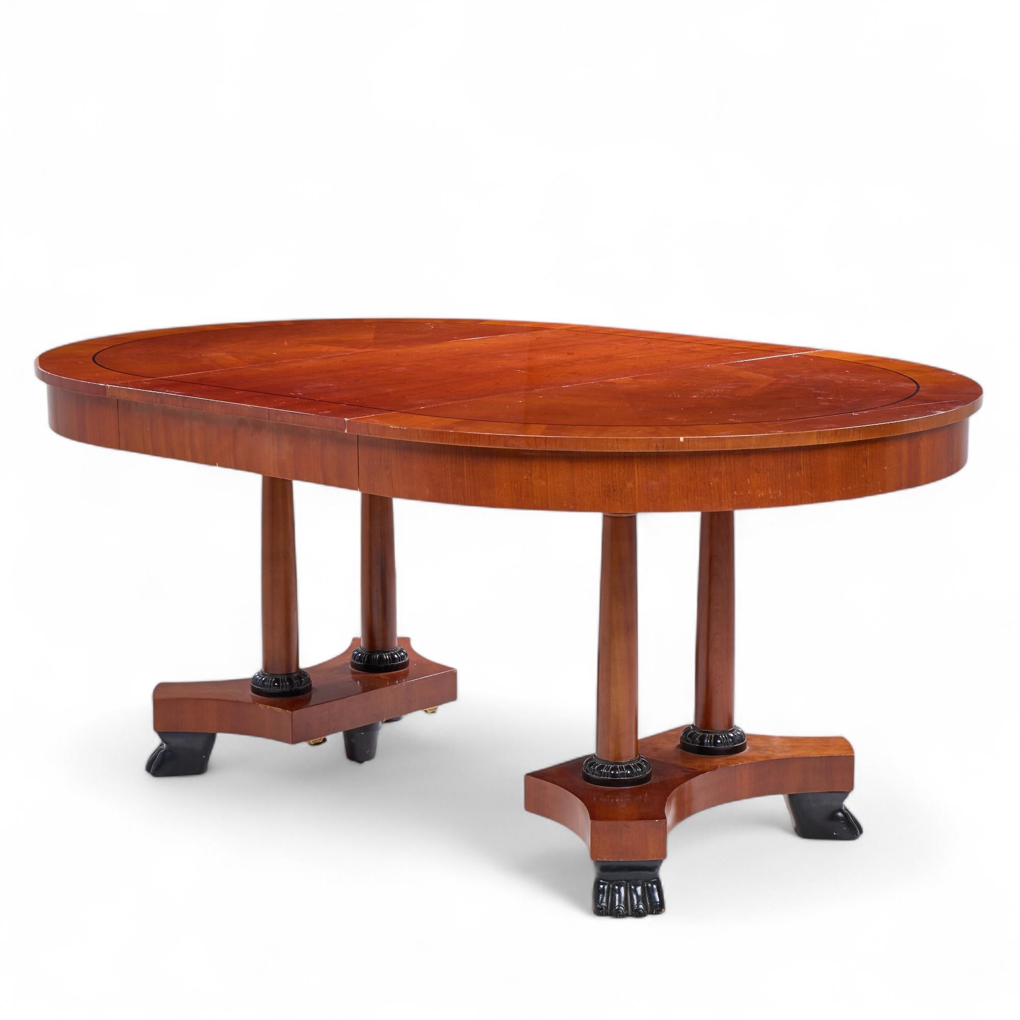 Baker Furniture Mesa de comedor extensible neoclásica de madera de cerezo con 2 hojas en venta 2