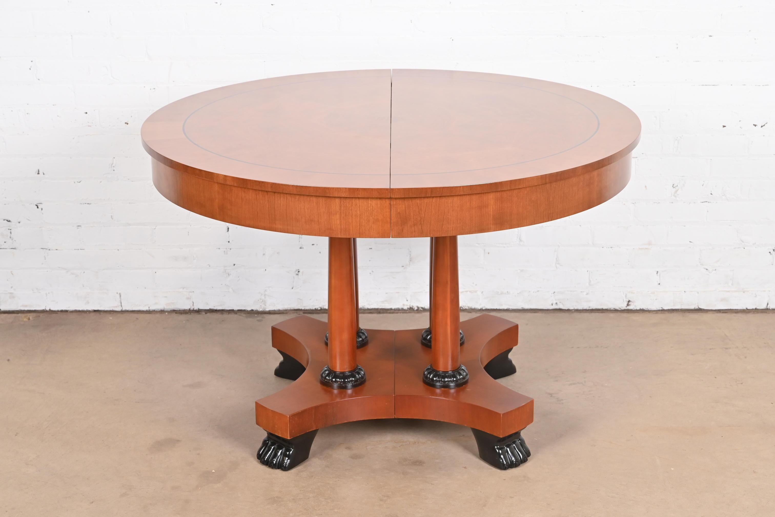 Table de salle à manger néoclassique Baker Furniture à rallonge en cerisier, nouvellement restaurée en vente 4