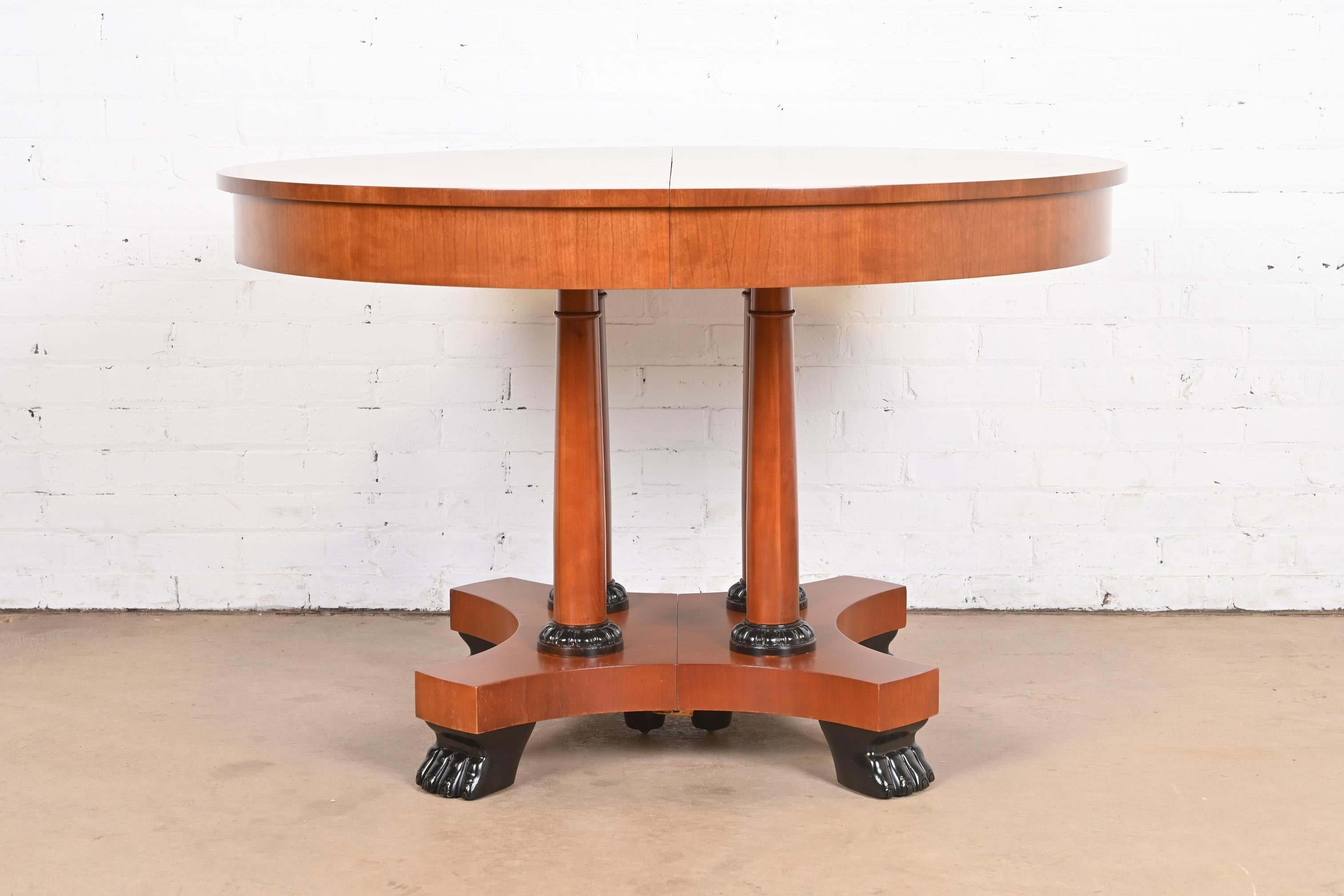 Table de salle à manger néoclassique Baker Furniture à rallonge en cerisier, nouvellement restaurée en vente 5