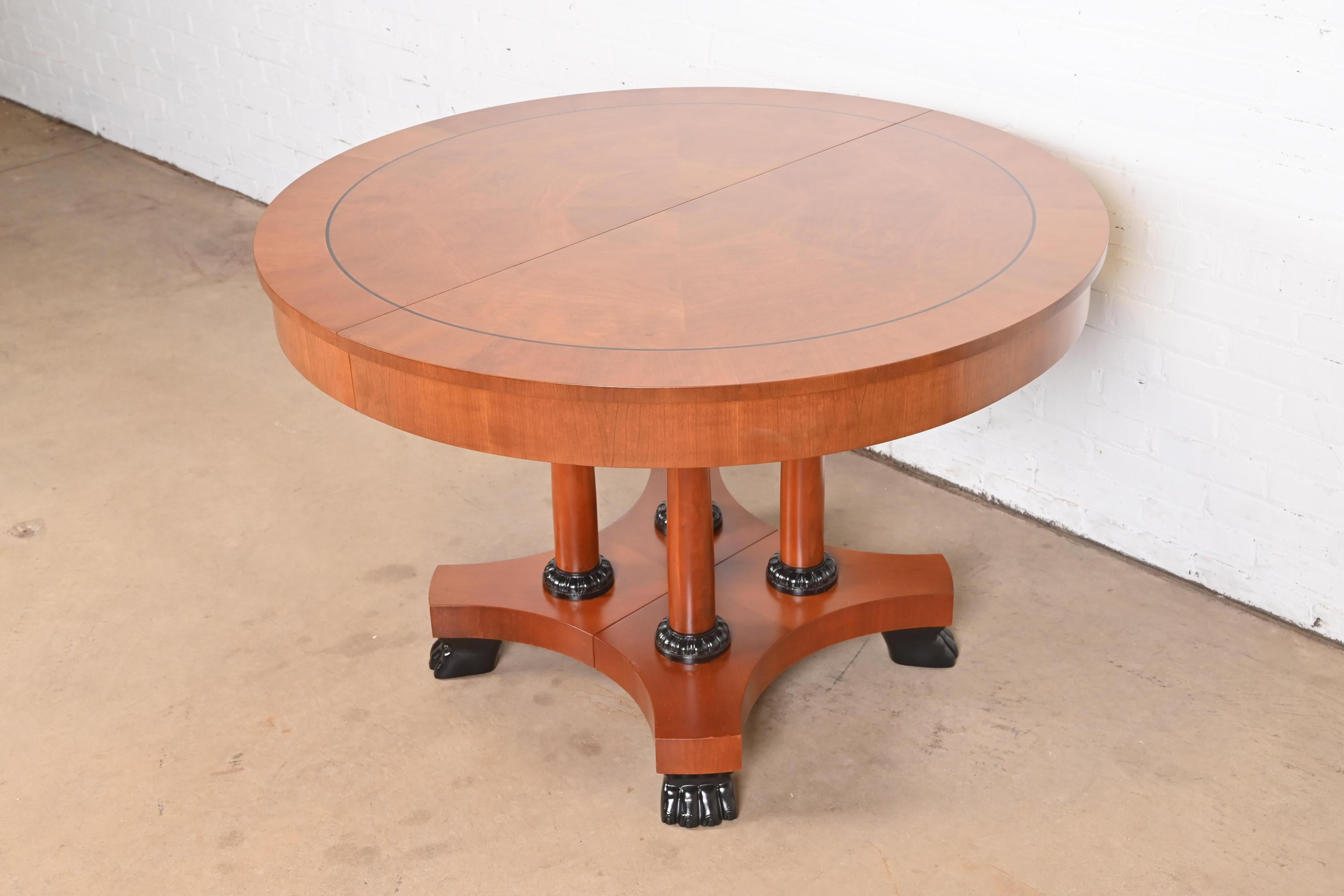 Table de salle à manger néoclassique Baker Furniture à rallonge en cerisier, nouvellement restaurée en vente 6