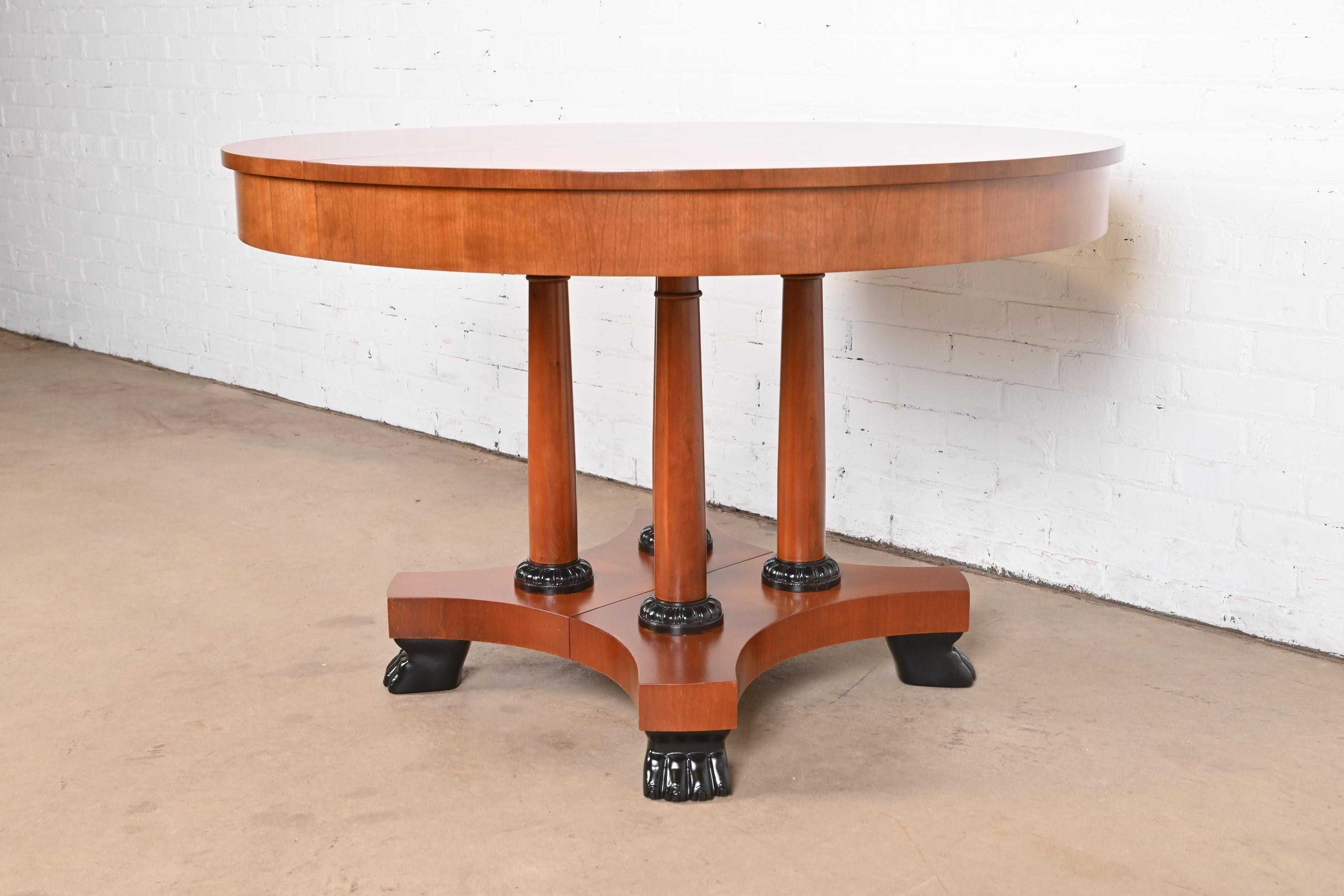 Table de salle à manger néoclassique Baker Furniture à rallonge en cerisier, nouvellement restaurée en vente 7