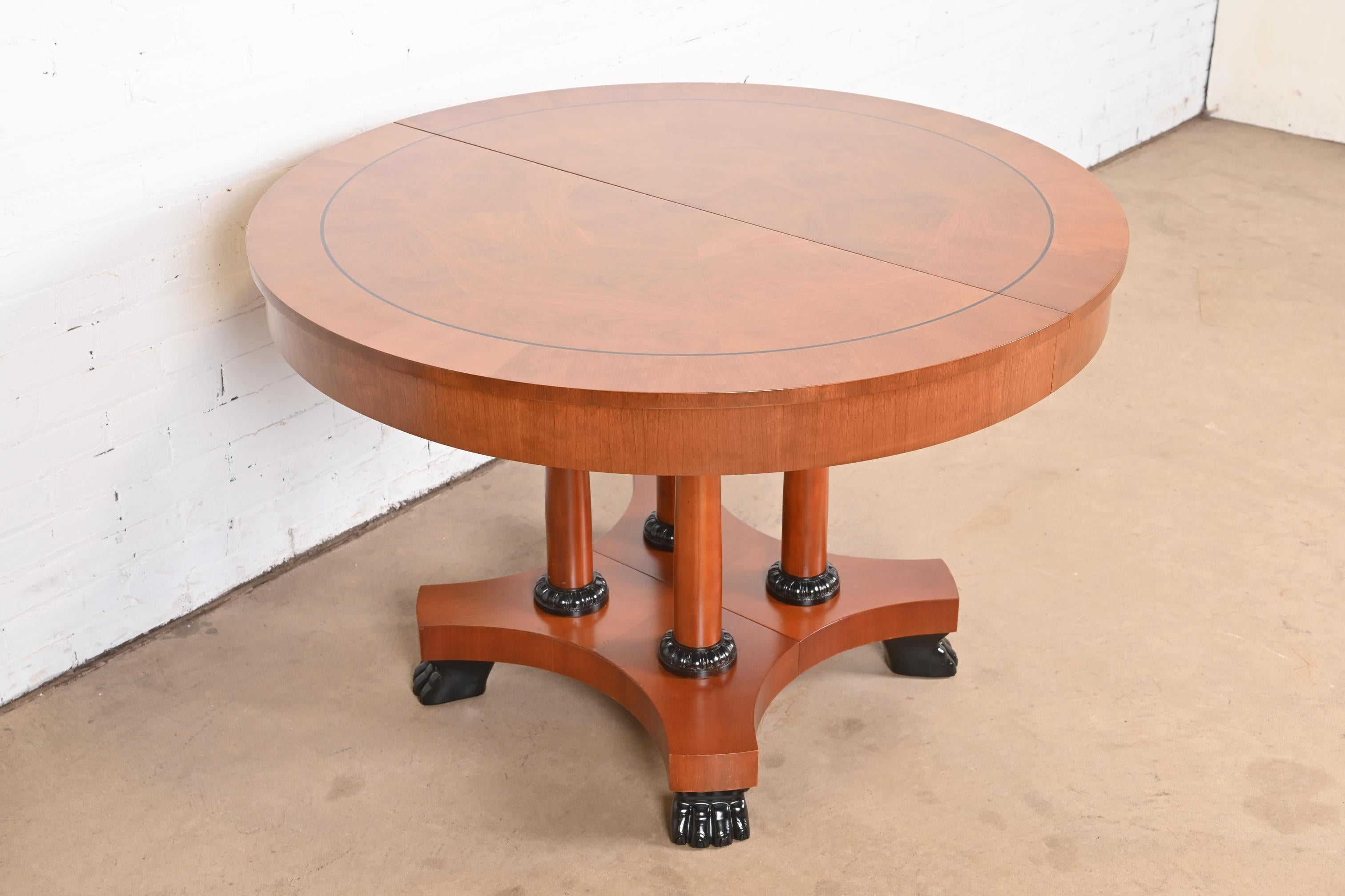 Table de salle à manger néoclassique Baker Furniture à rallonge en cerisier, nouvellement restaurée en vente 8